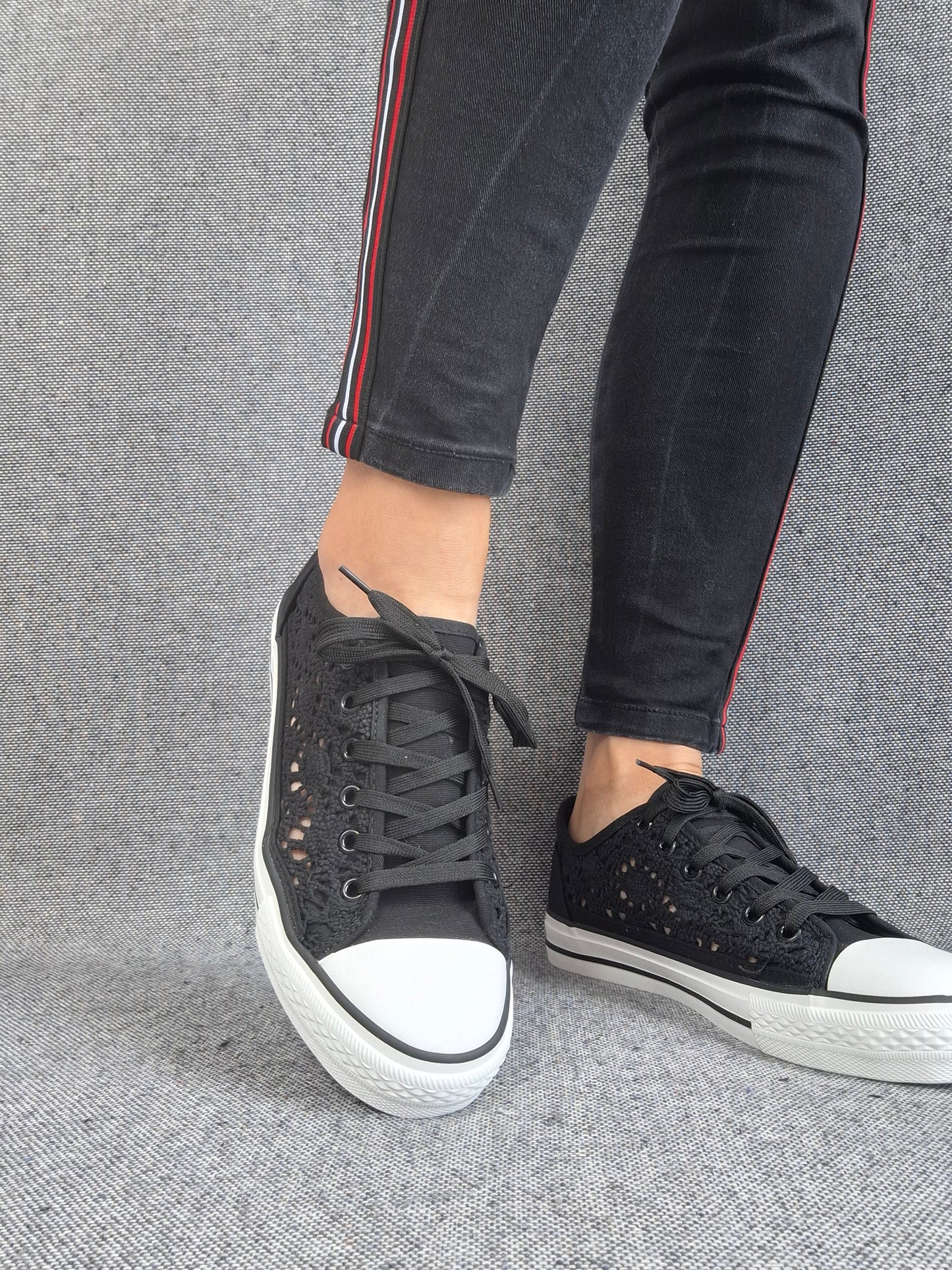 Chaussures baskets basses à dentelle noir en tissu style converse