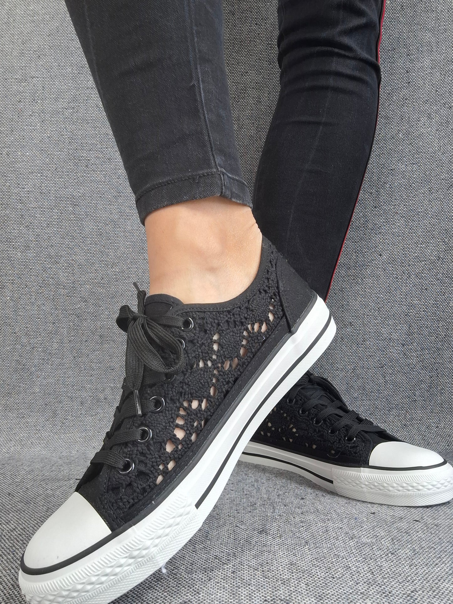 Chaussures baskets basses à dentelle noir en tissu style converse