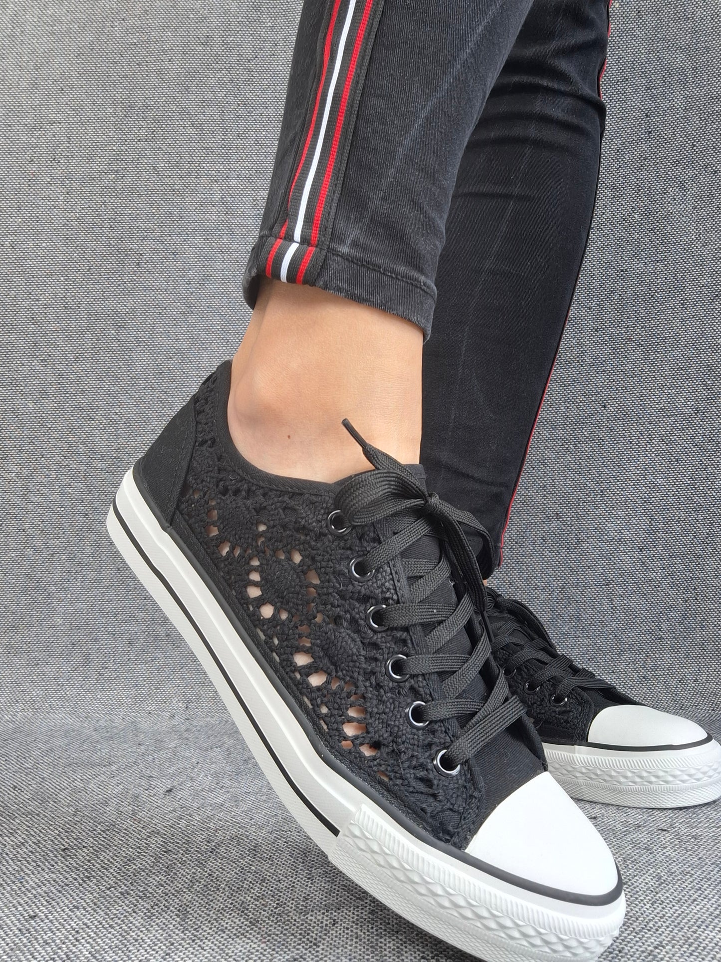 Chaussures baskets basses à dentelle noir en tissu style converse