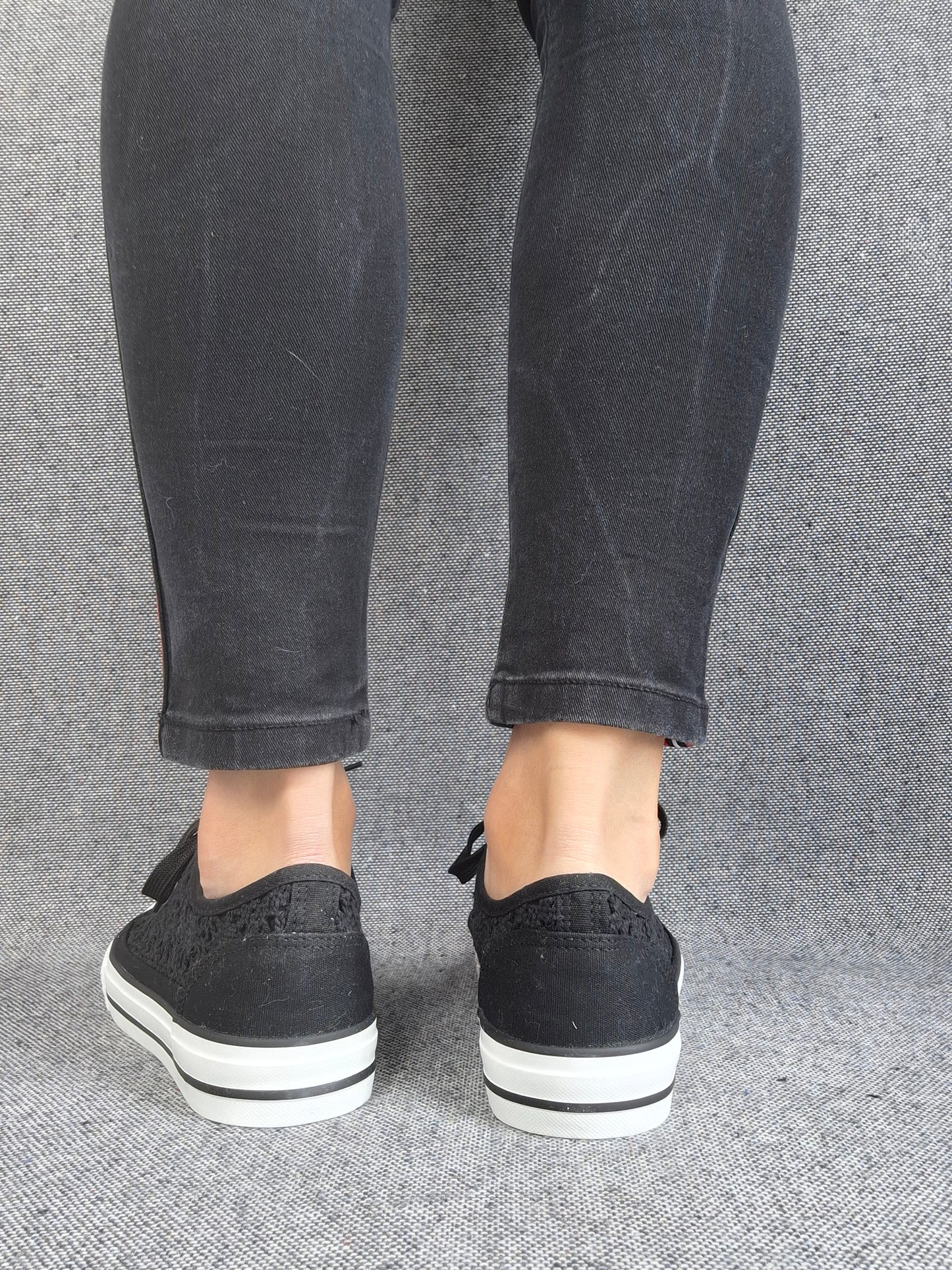 Chaussures baskets basses à dentelle noir en tissu style converse