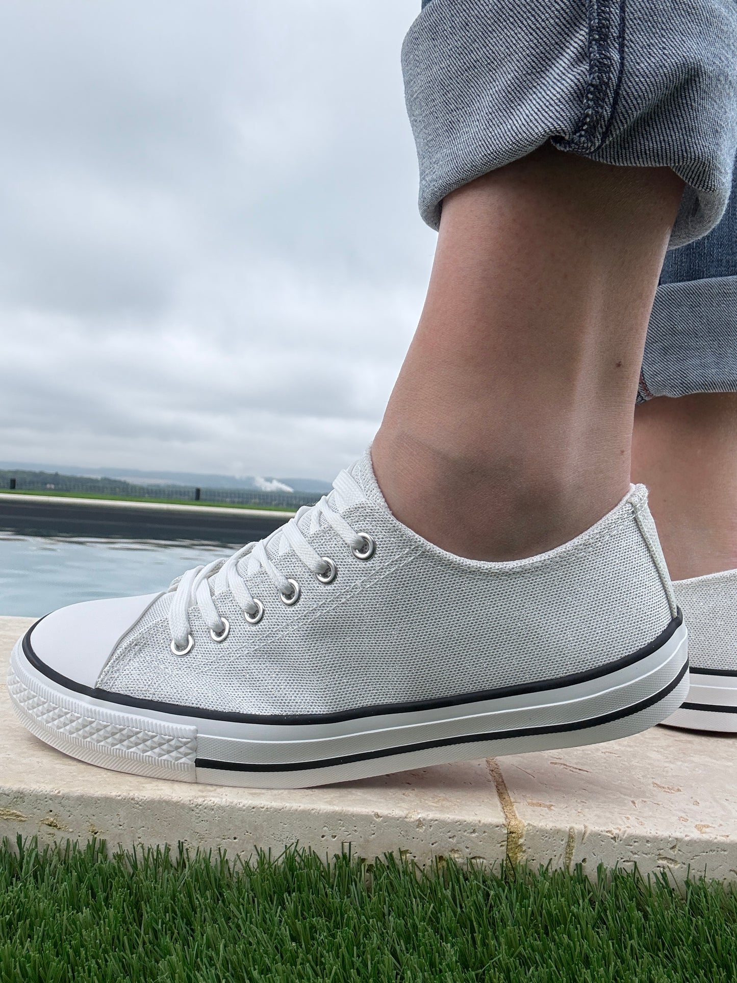 Chaussures baskets basses gris pailleté et blanc style converse