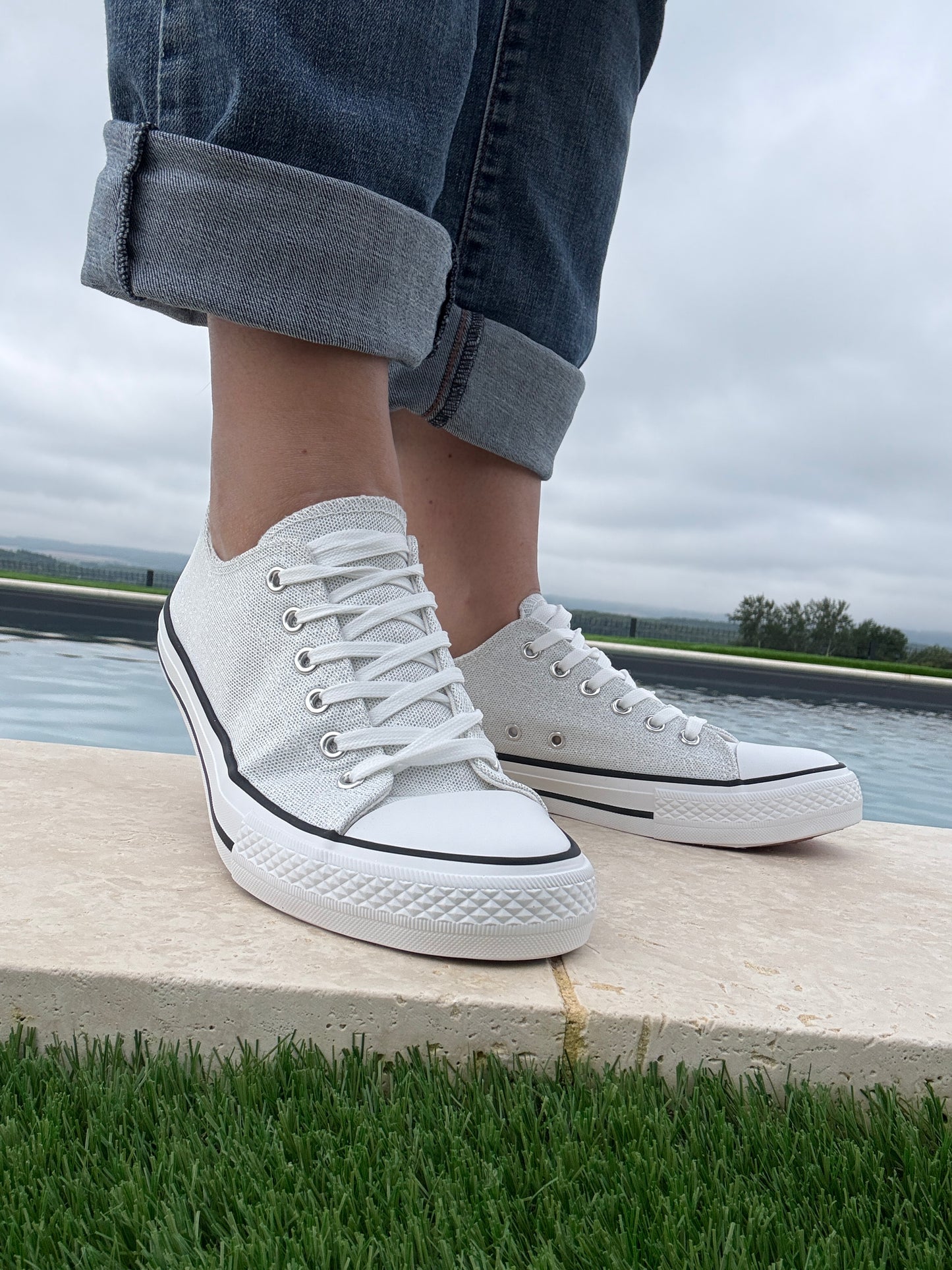 Chaussures baskets basses gris pailleté et blanc style converse