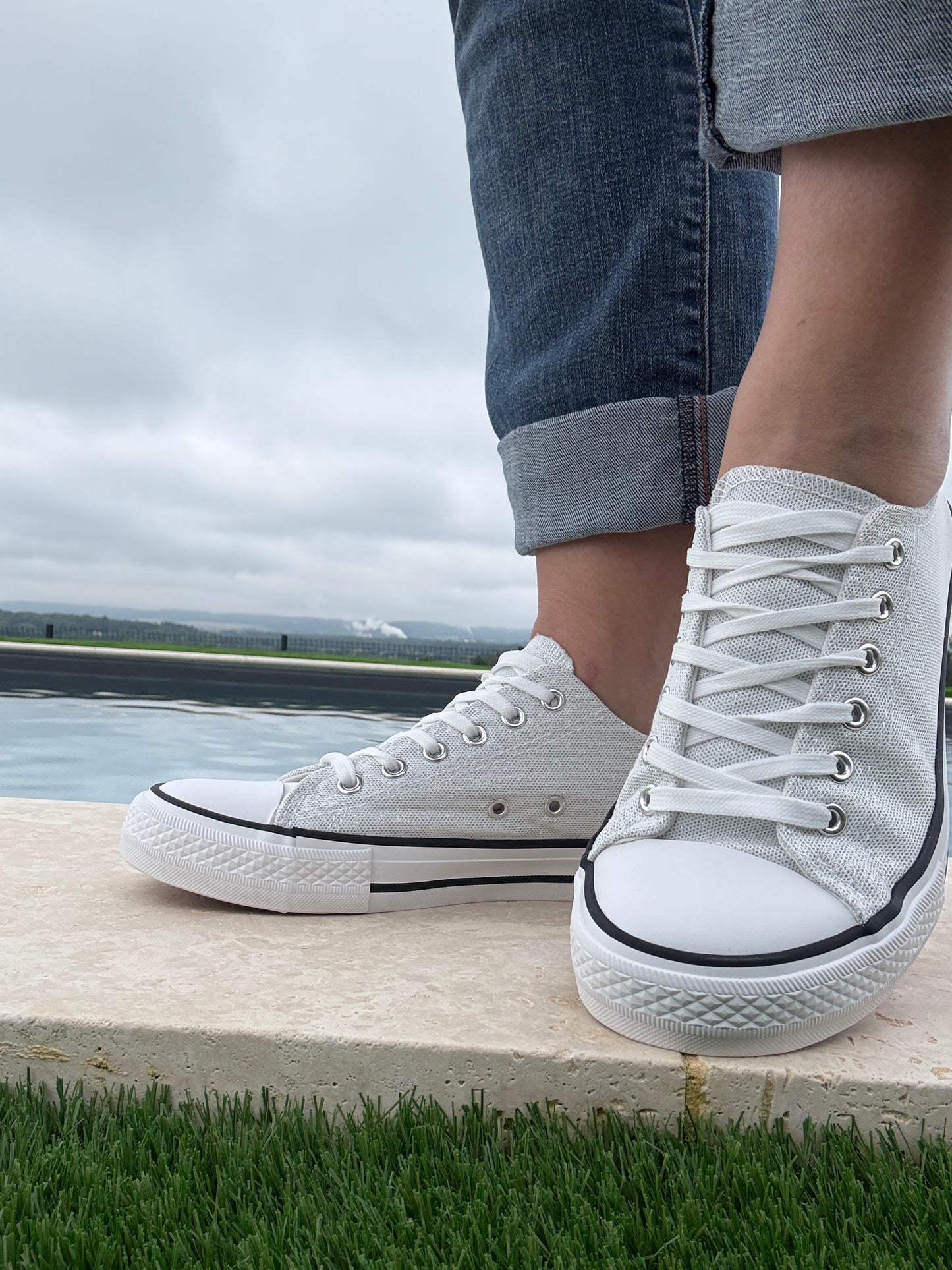 Chaussures baskets basses gris pailleté et blanc style converse