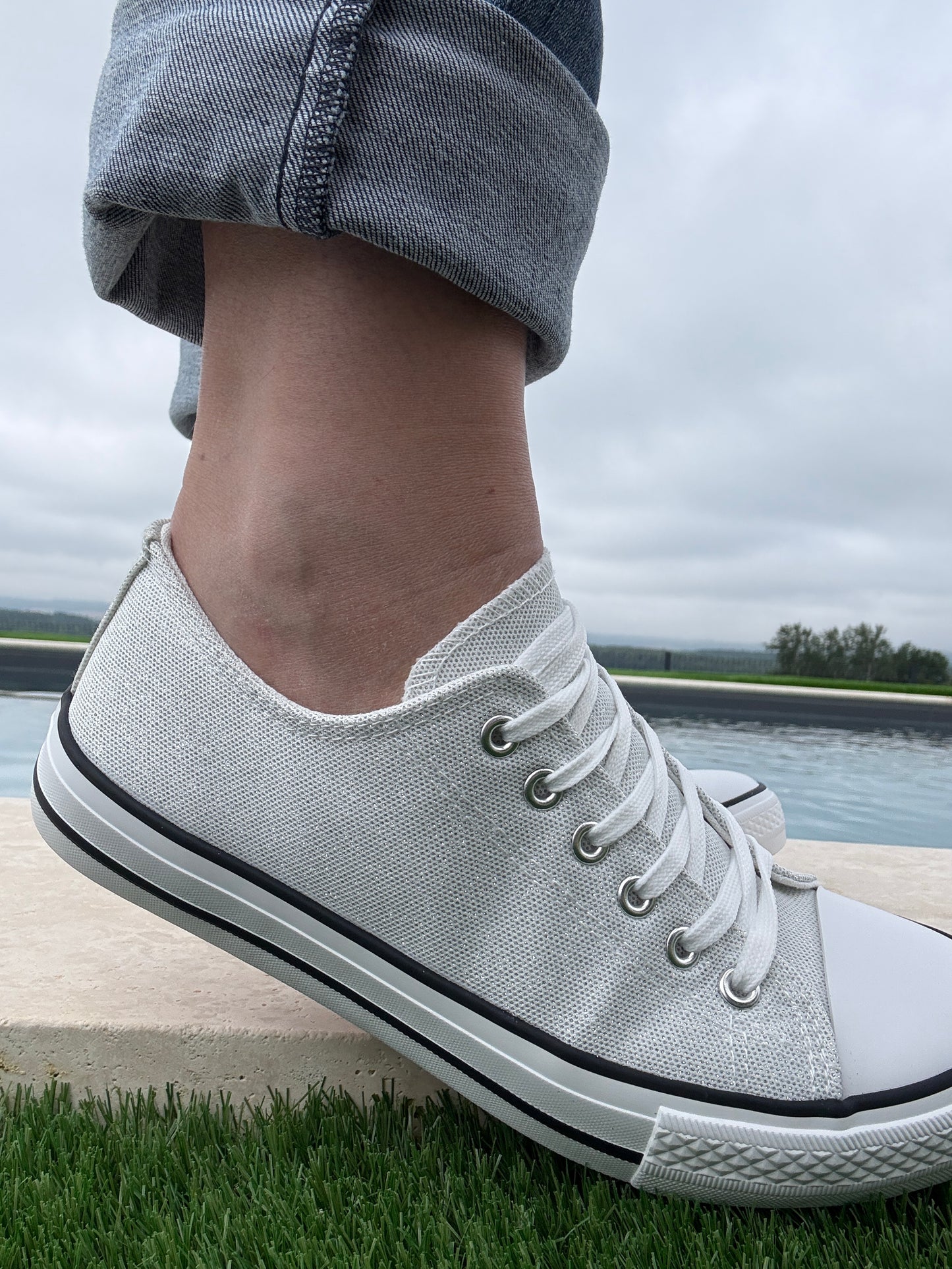 Chaussures baskets basses gris pailleté et blanc style converse