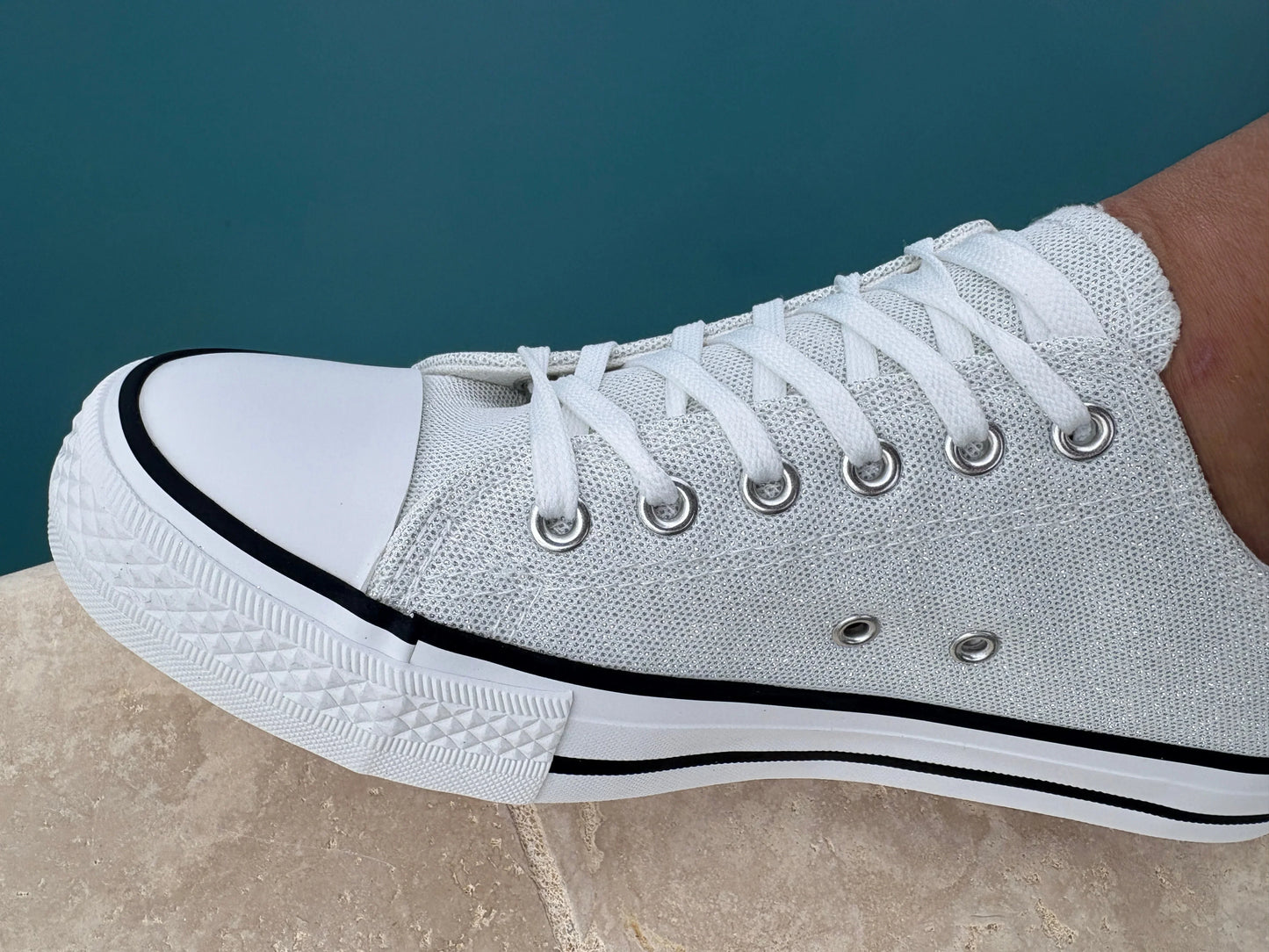 Chaussures baskets basses gris pailleté et blanc style converse