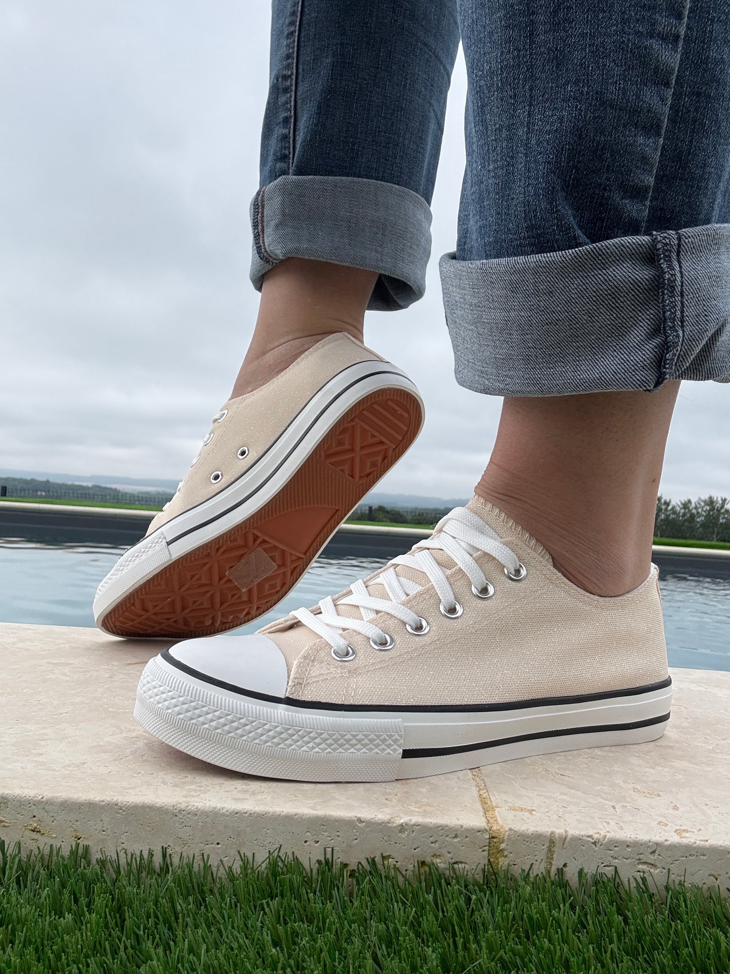 Chaussures baskets basses doré pailletées et blanc style converse