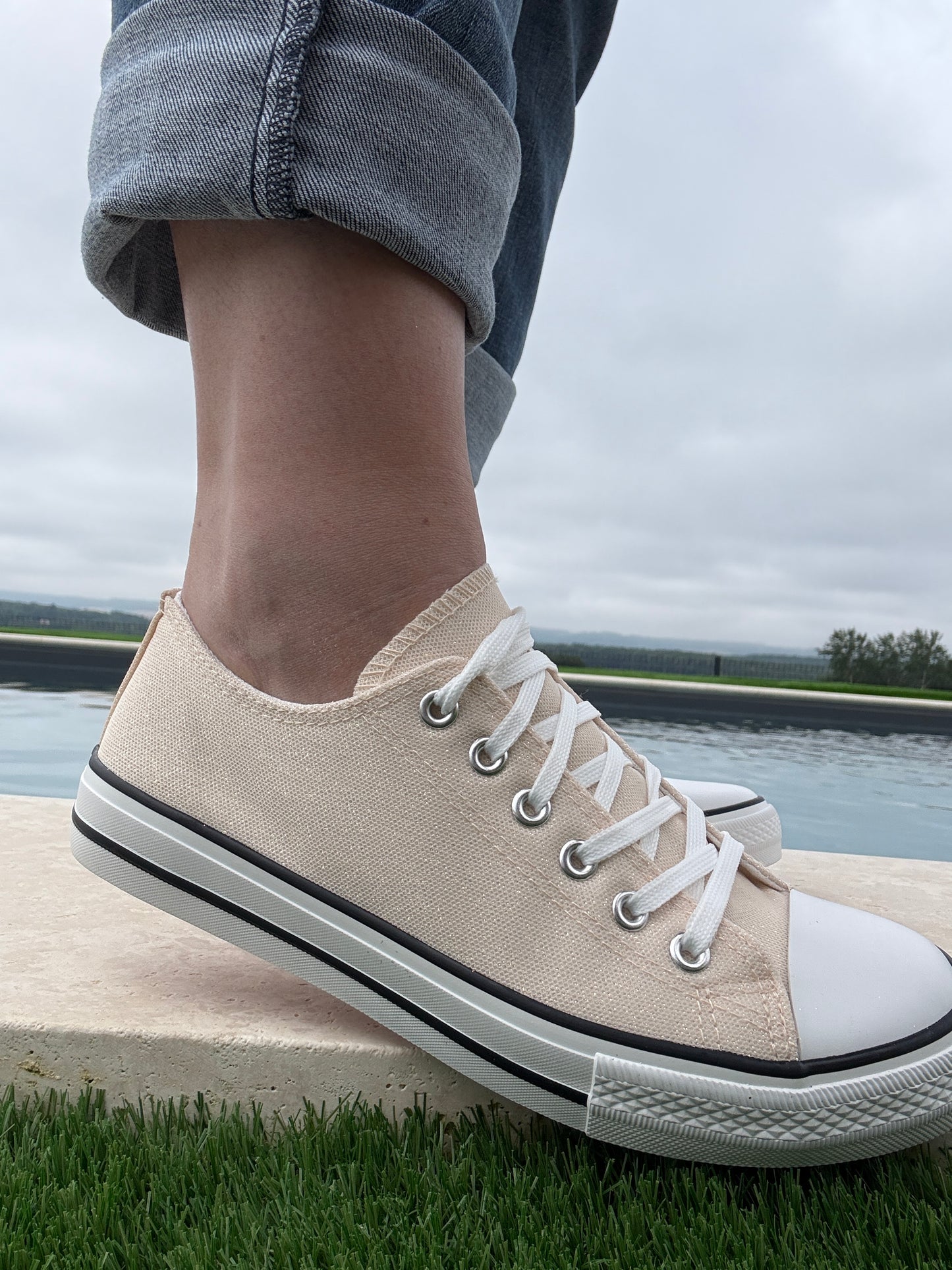 Chaussures baskets basses doré pailletées et blanc style converse