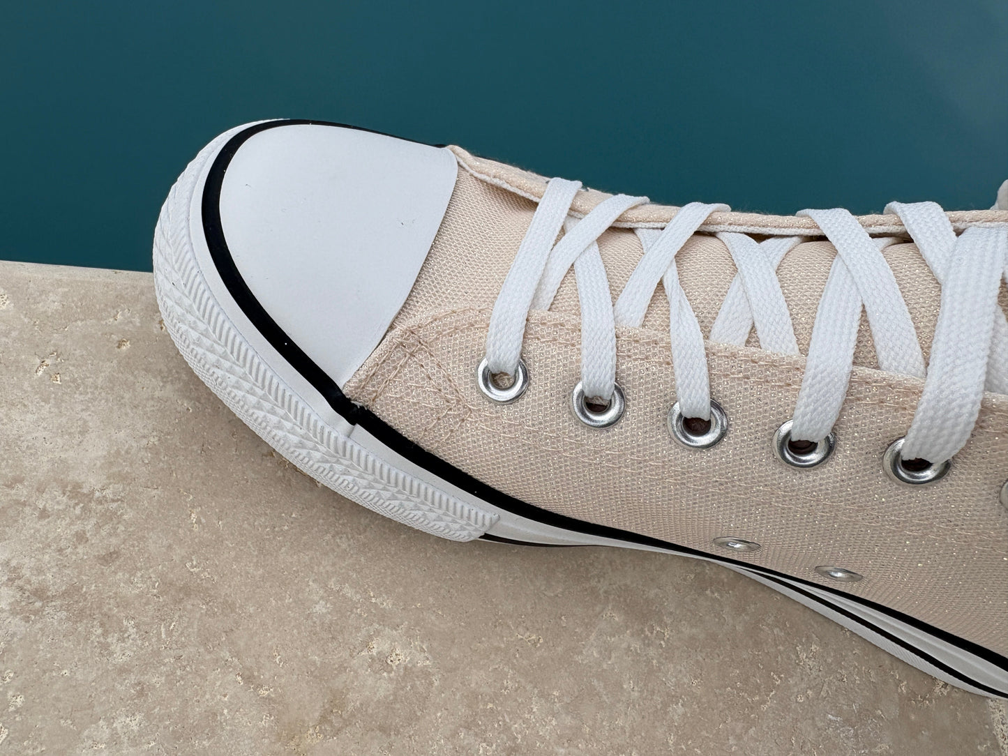 Chaussures baskets basses doré pailletées et blanc style converse