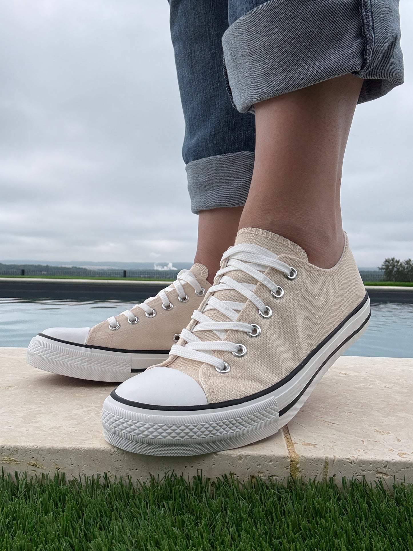 Chaussures baskets basses doré pailletées et blanc style converse