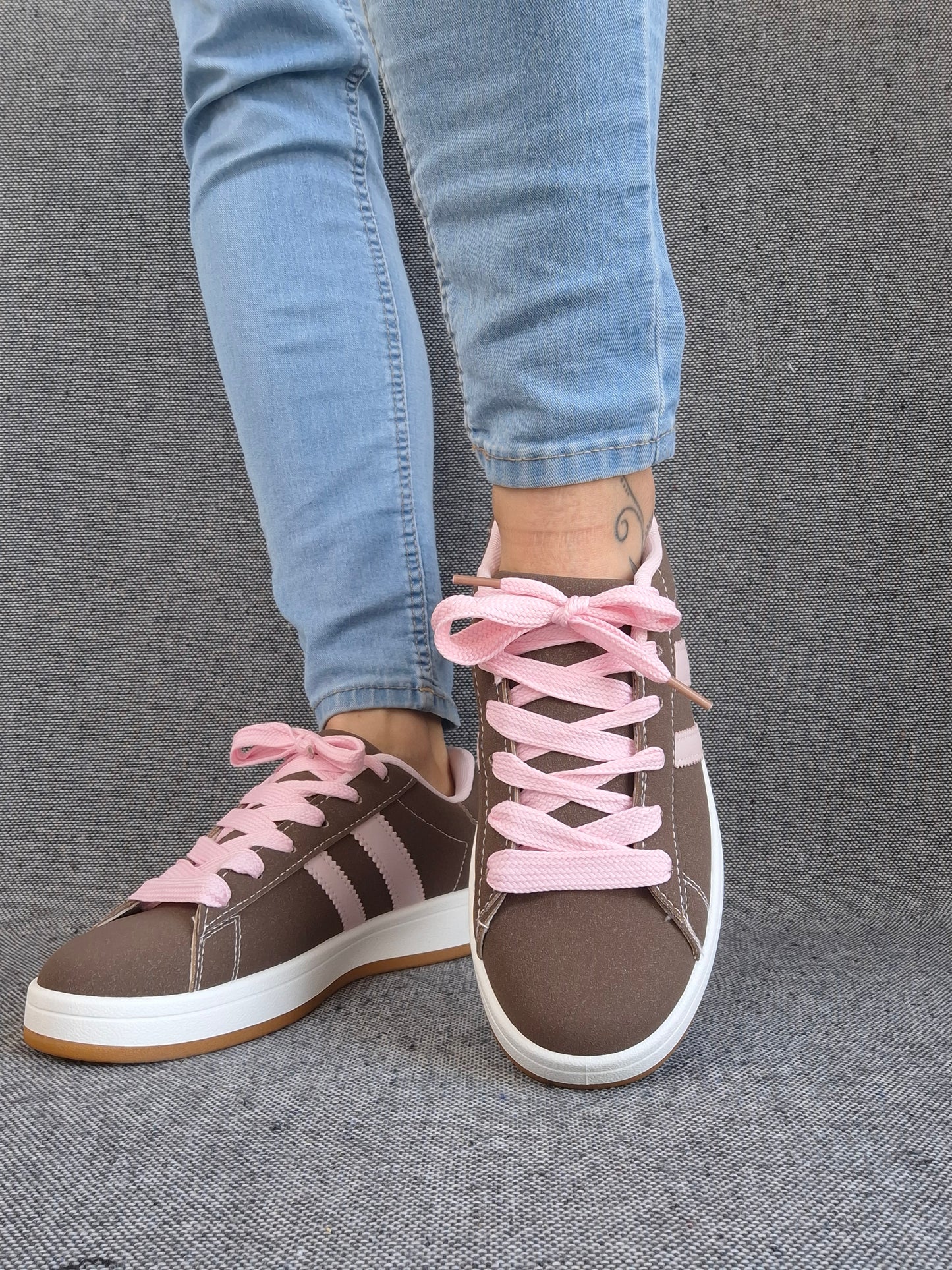 Chaussures baskets basses marrons avec bandes rose style campus
