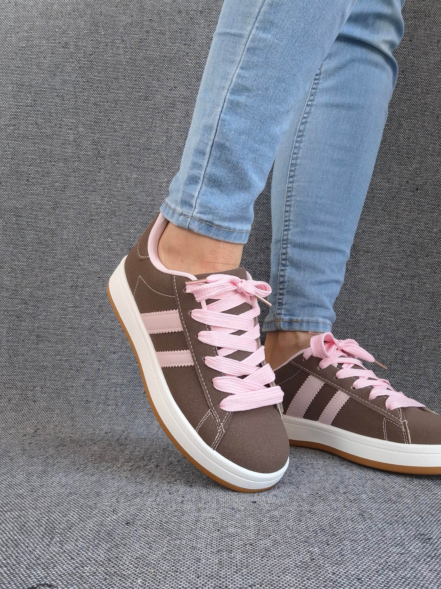 Chaussures baskets basses marrons avec bandes rose style campus