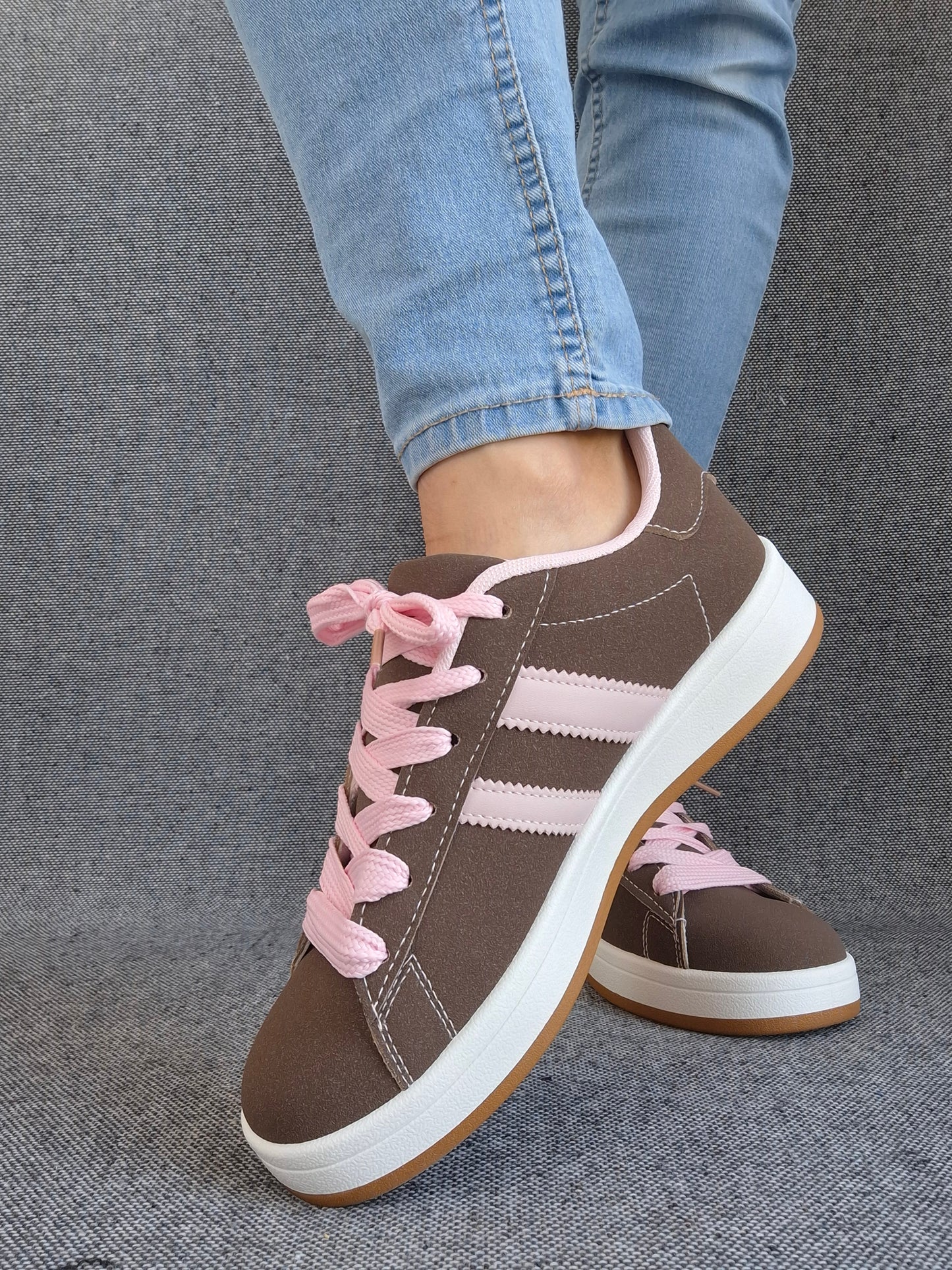 Chaussures baskets basses marrons avec bandes rose style campus