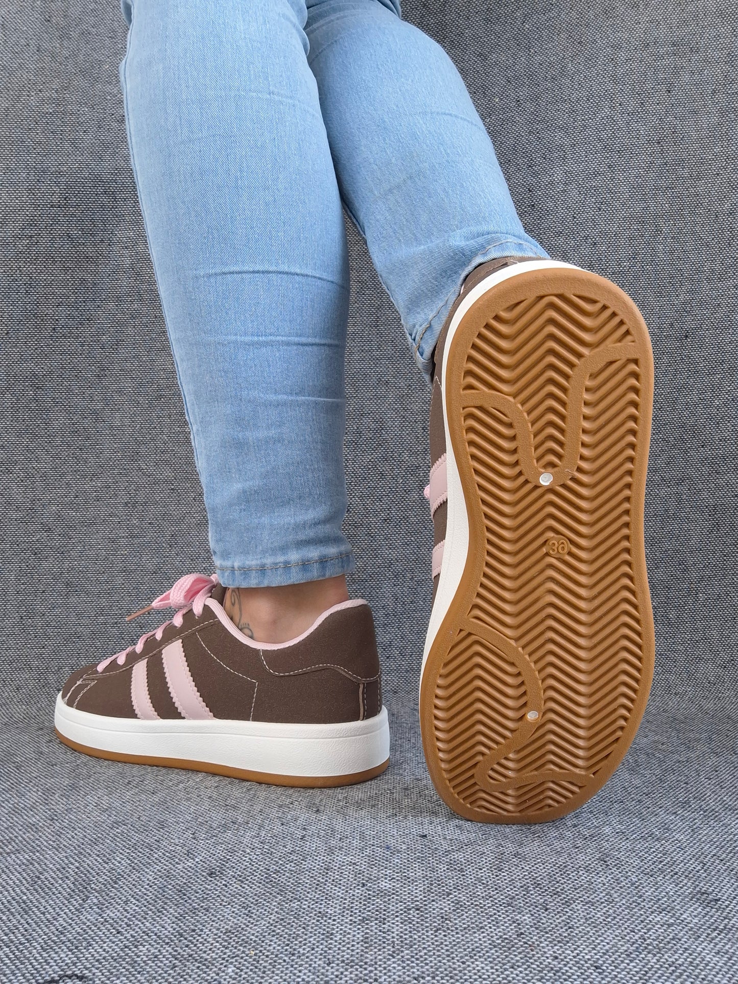 Chaussures baskets basses marrons avec bandes rose style campus