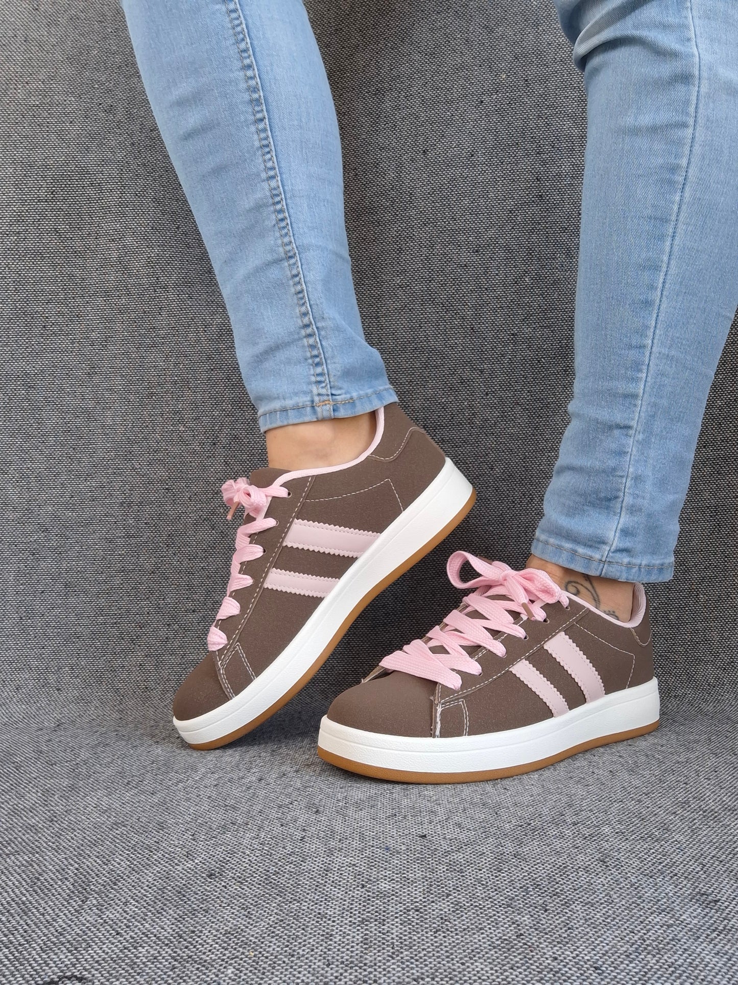 Chaussures baskets basses marrons avec bandes rose style campus