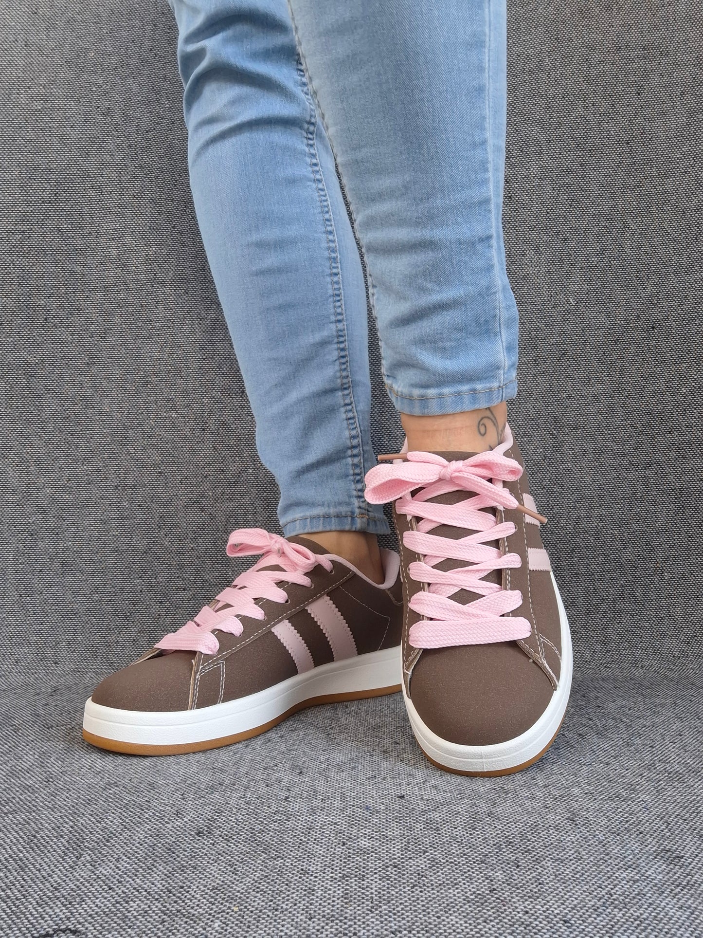 Chaussures baskets basses marrons avec bandes rose style campus