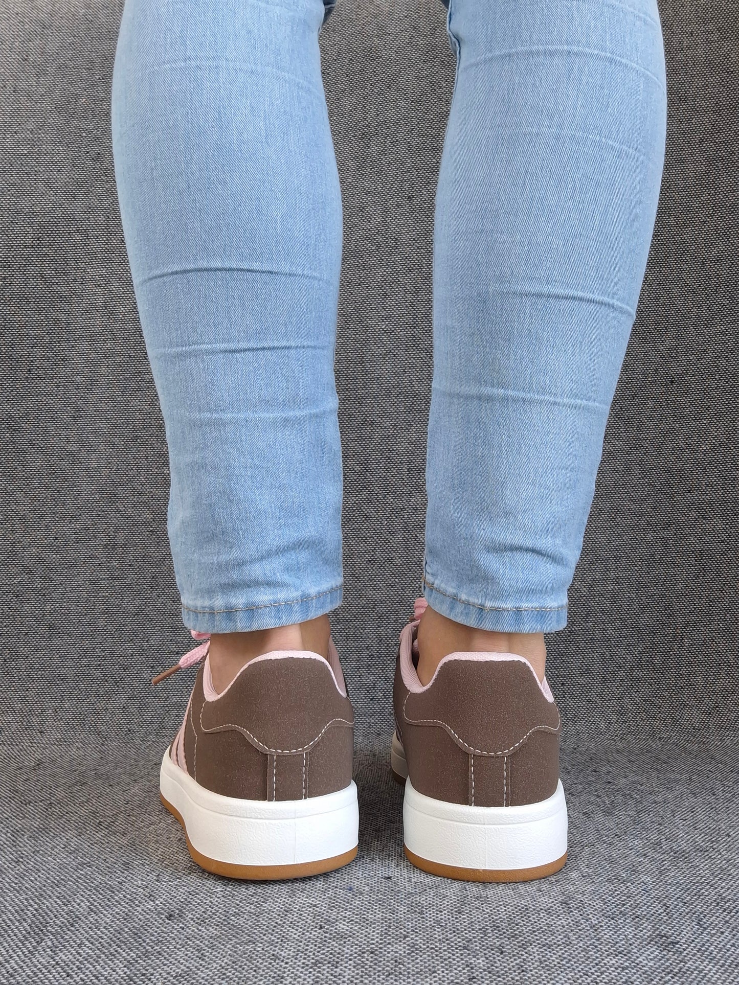 Chaussures baskets basses marrons avec bandes rose style campus