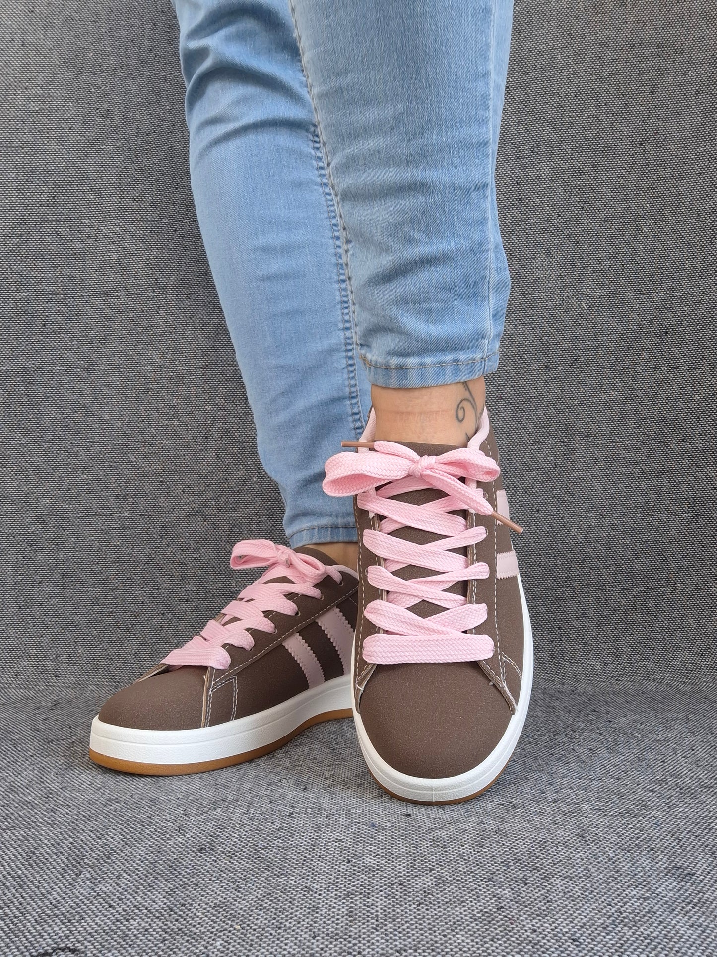 Chaussures baskets basses marrons avec bandes rose style campus