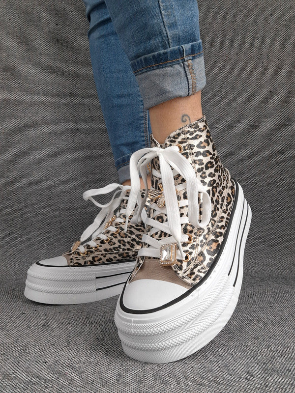 Chaussures baskets hautes semelle compensée en simili motif léopard style converse