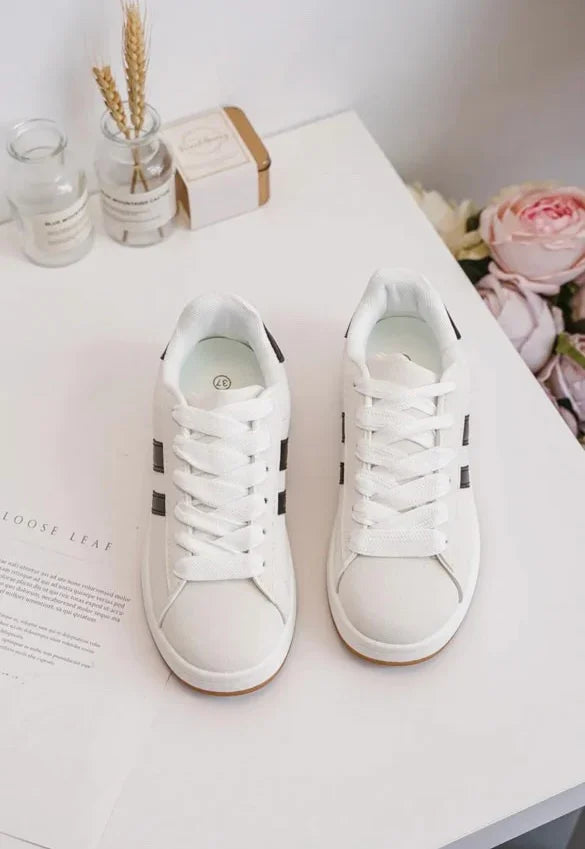 Chaussures baskets basses blanches à rayures noires style campus