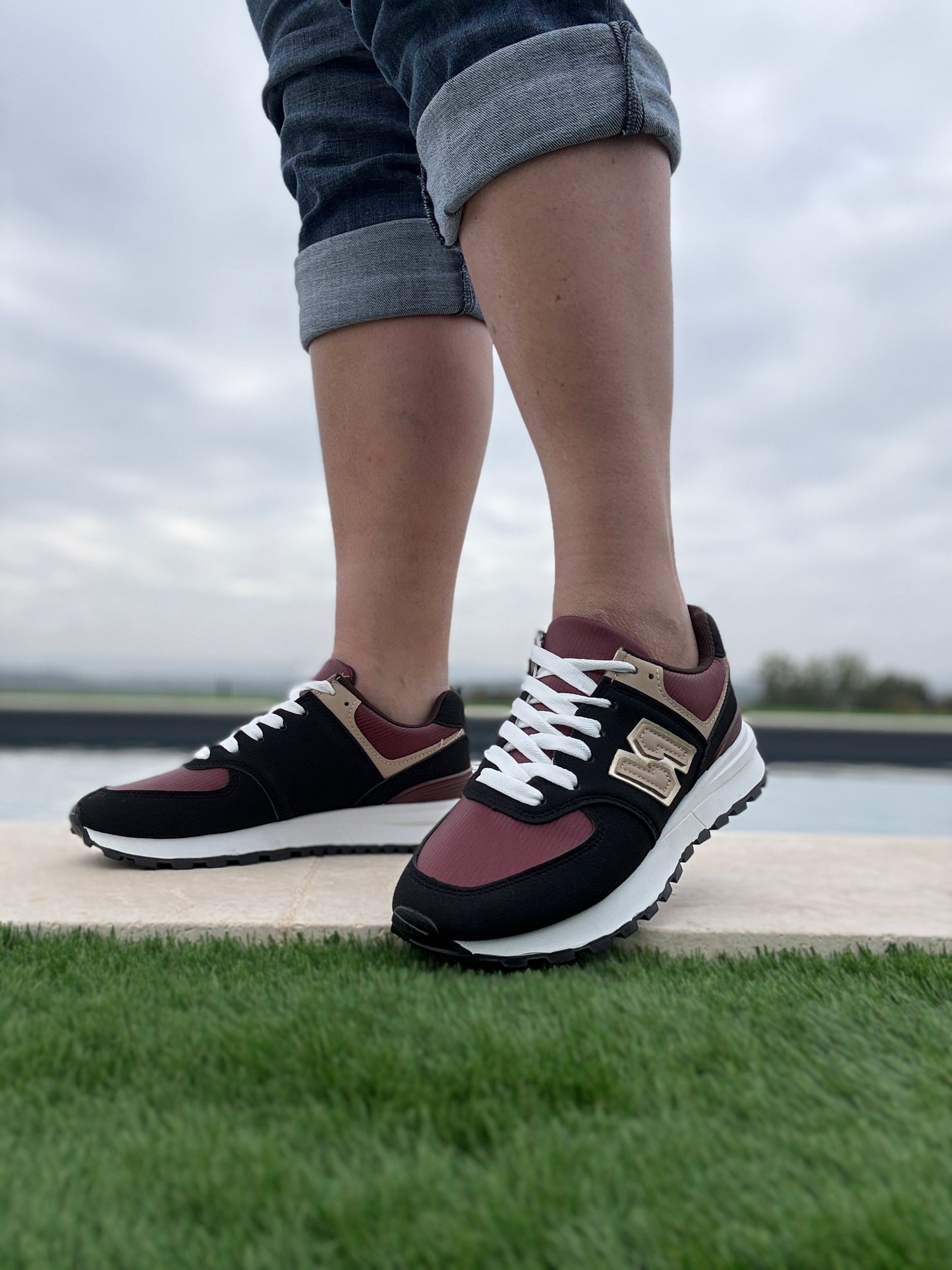 Chaussures baskets noire et rouge bordeaux avec logo stylisé style sneakers