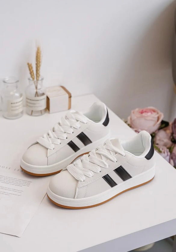 Chaussures baskets basses blanches à rayures noires style campus