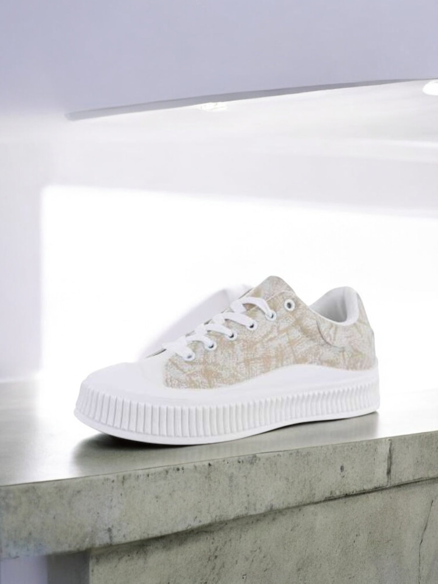 Chaussures baskets basses en simili beige strié et blanc type converse