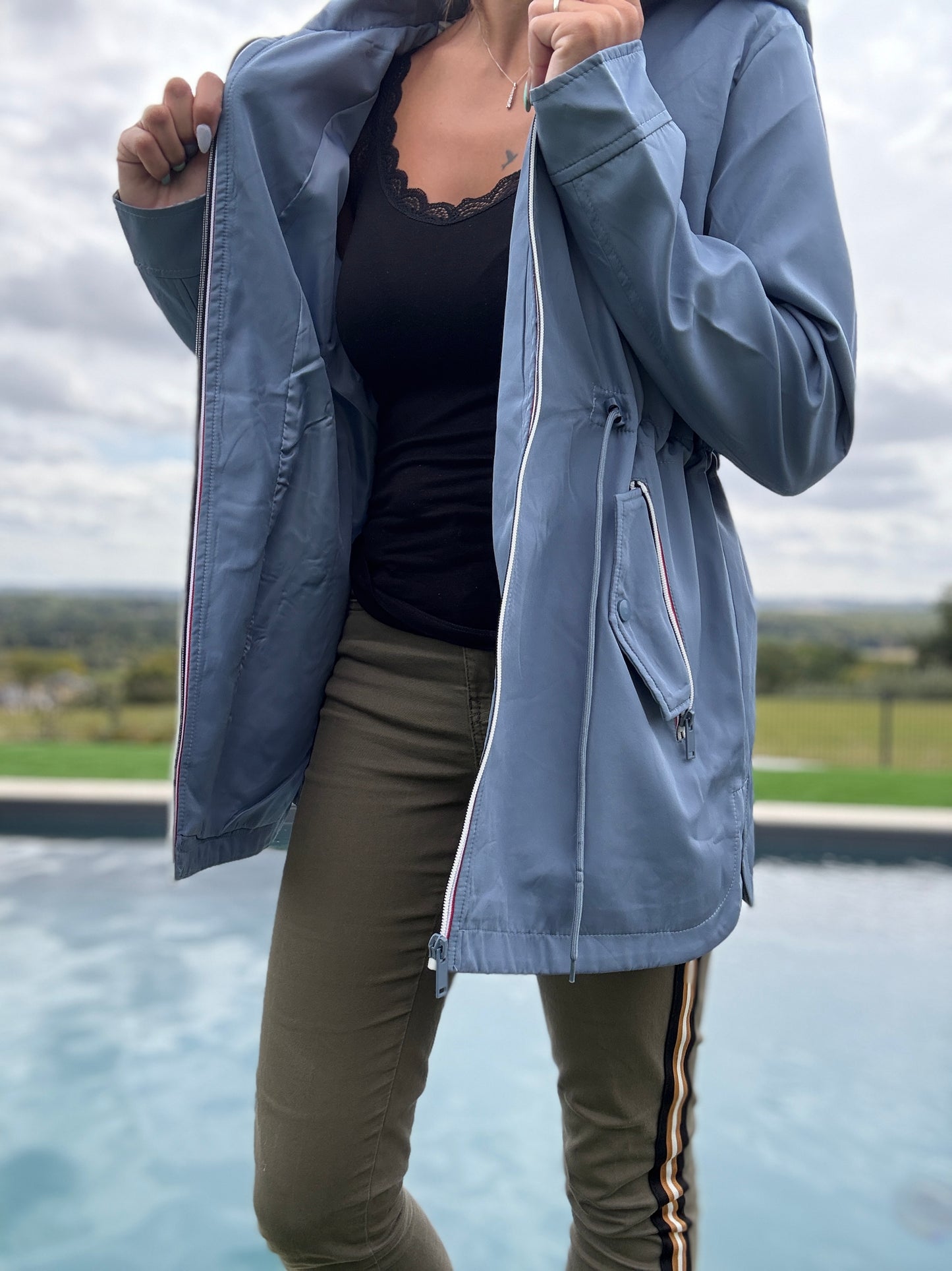 New Lolo - Manteau mi long deperlant léger bleu clair capuche intérieur marin rayé bleu clair blanc