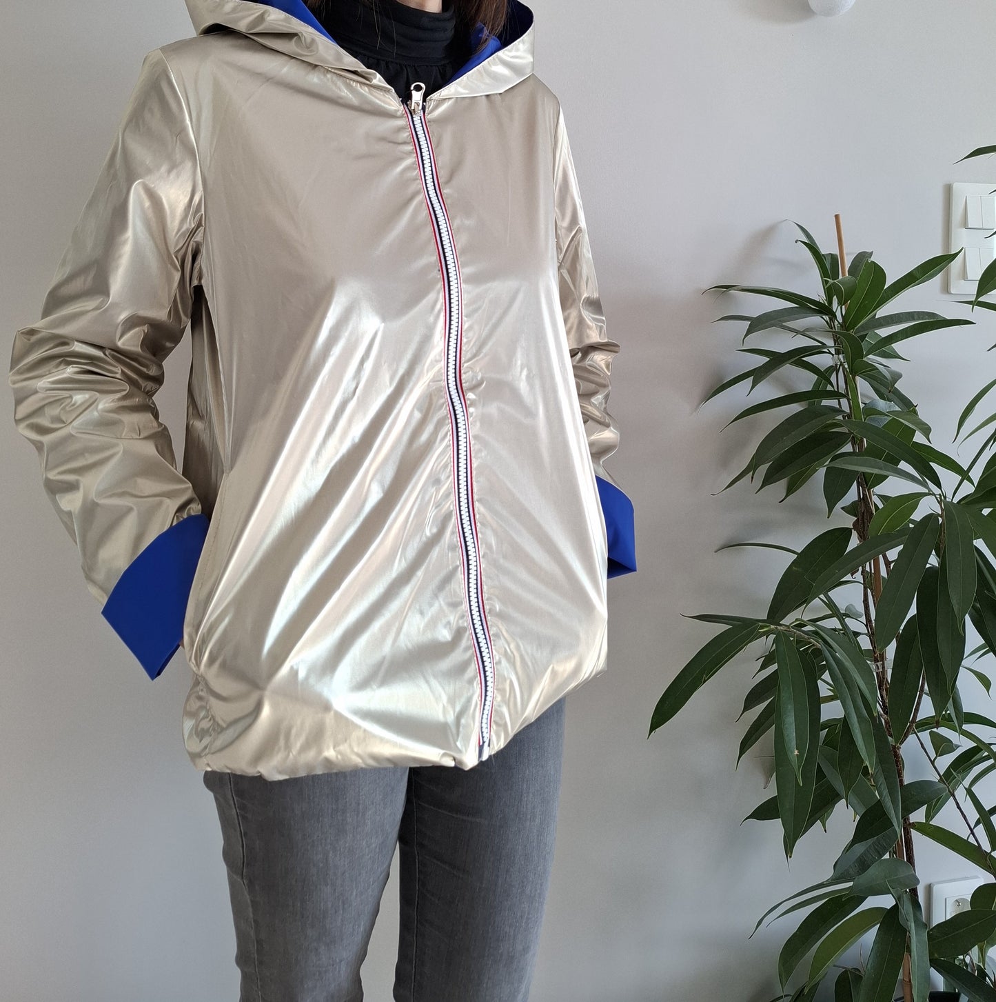 Laura Jo - Imperméable réversible court sans garnissage ouate couleur bleu électrique doré