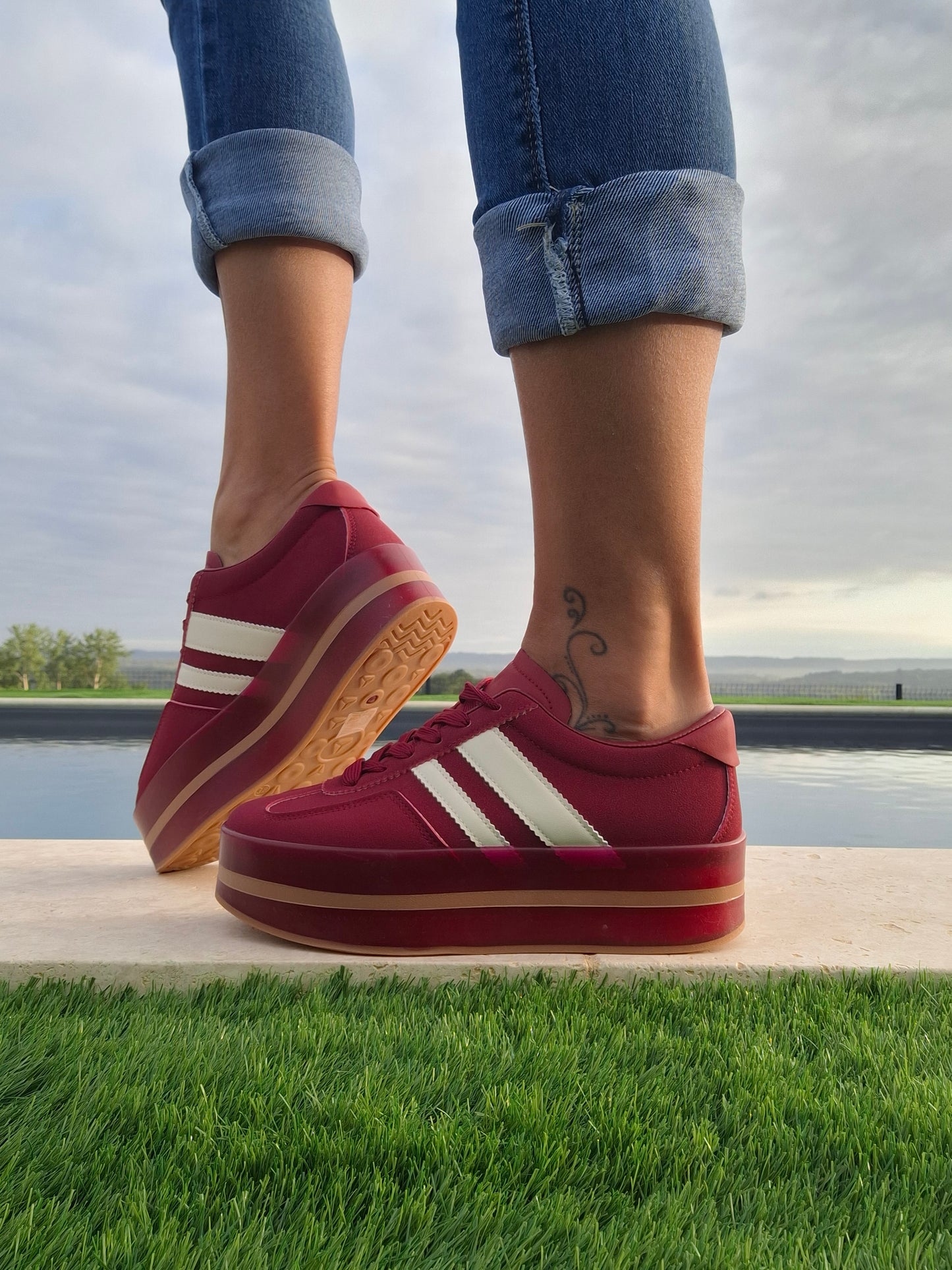 Chaussures baskets basses compensées rouge bordeaux avec bandes blanches style sneakers campus