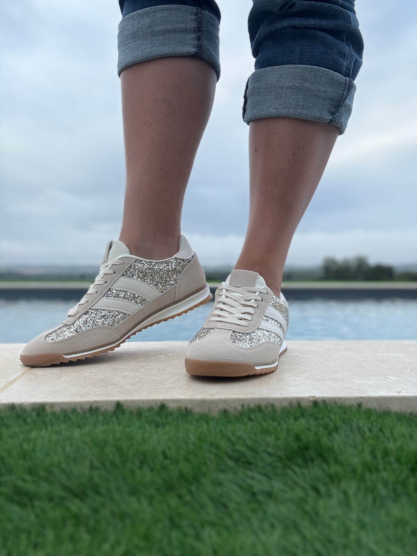 Chaussures baskets basses gris pailleté avec des rayures blanches style sneakers