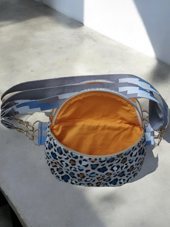 Sac banane en tissu bicolore écru et motifs léopards fait main