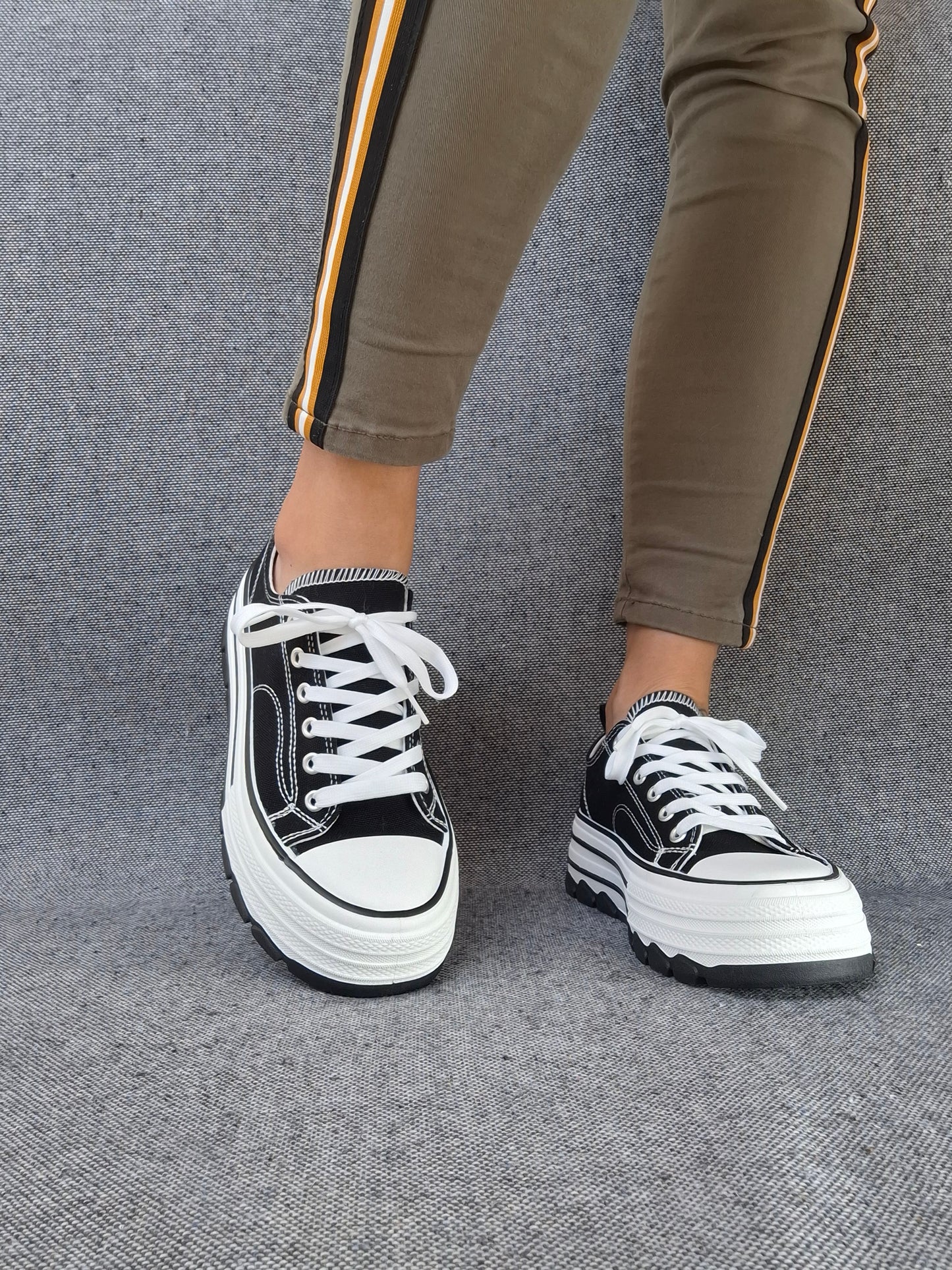 Chaussures baskets noires et blanches semelles plate-forme tout terrain style converse