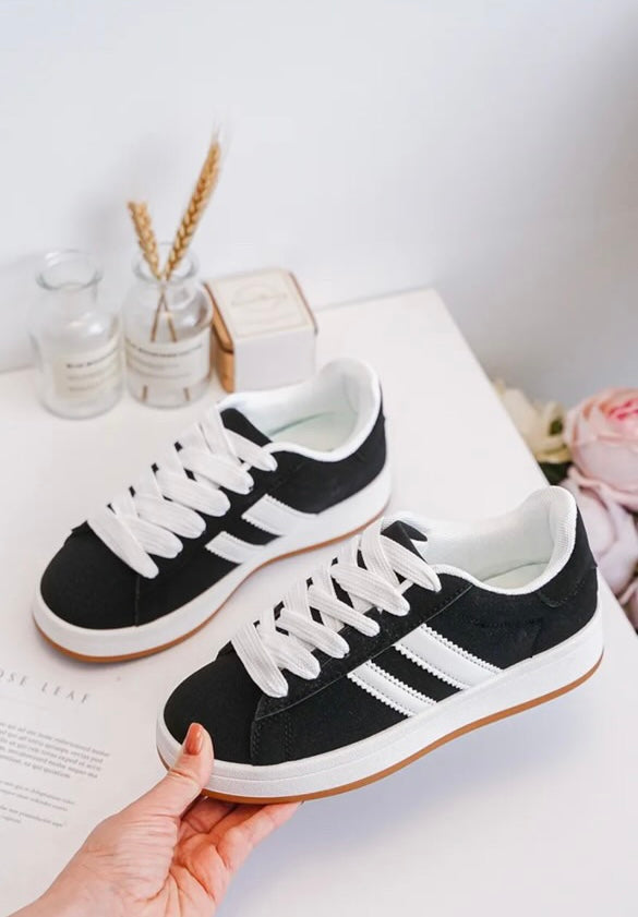 Chaussures baskets basses noires à rayures blanches style sneakers campus