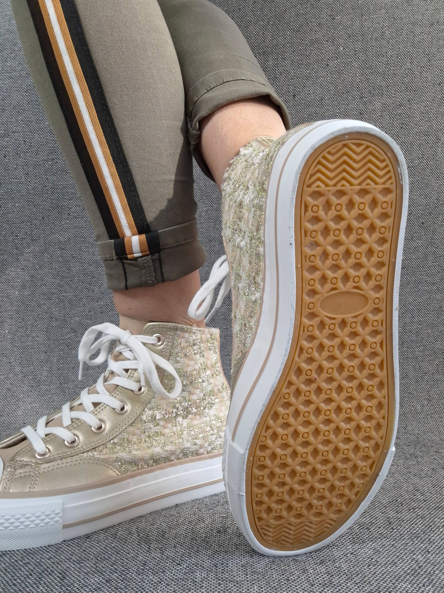 Chaussures baskets hautes en tweed doré style converse