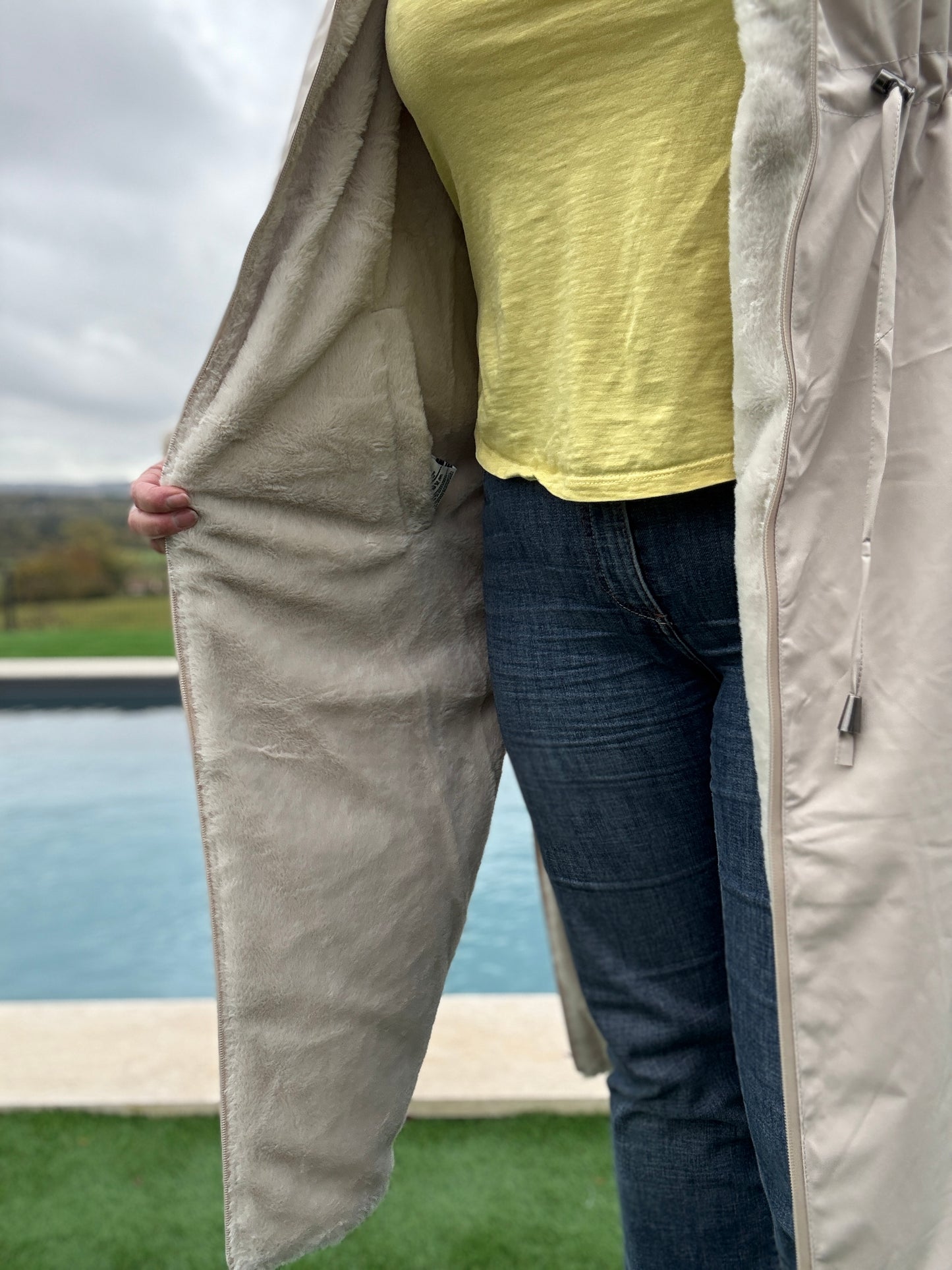 Melya Melody - Manteau long réversible blanc crème fausse fourrure avec capuche et cordons de serrage à la taille