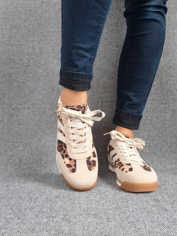 Chaussures baskets basses taupe léopard avec bandes blanches style sneakers