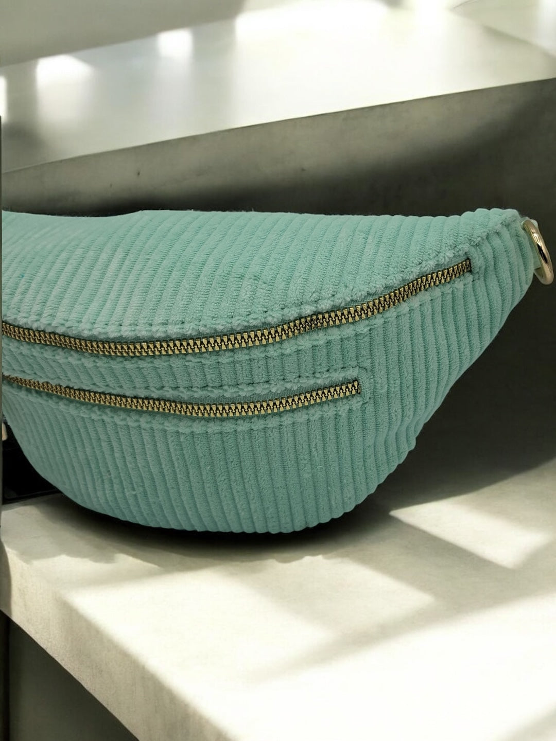 Sac banane velours côtelé 2 poches vert/bleu sangle fantaisie