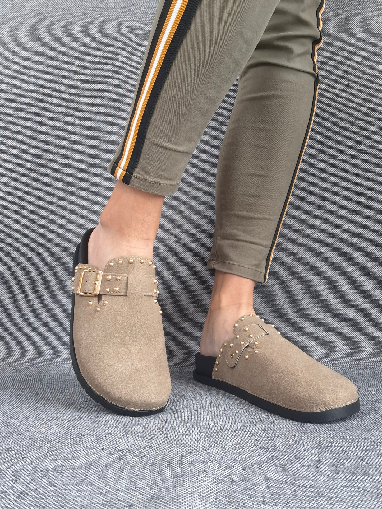 Chaussures sandales fermées type birk taupe à semelle intérieur noire