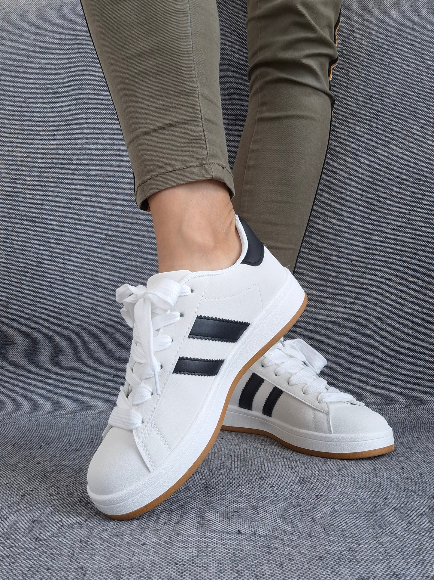 Chaussures baskets basses blanches à rayures noires style campus