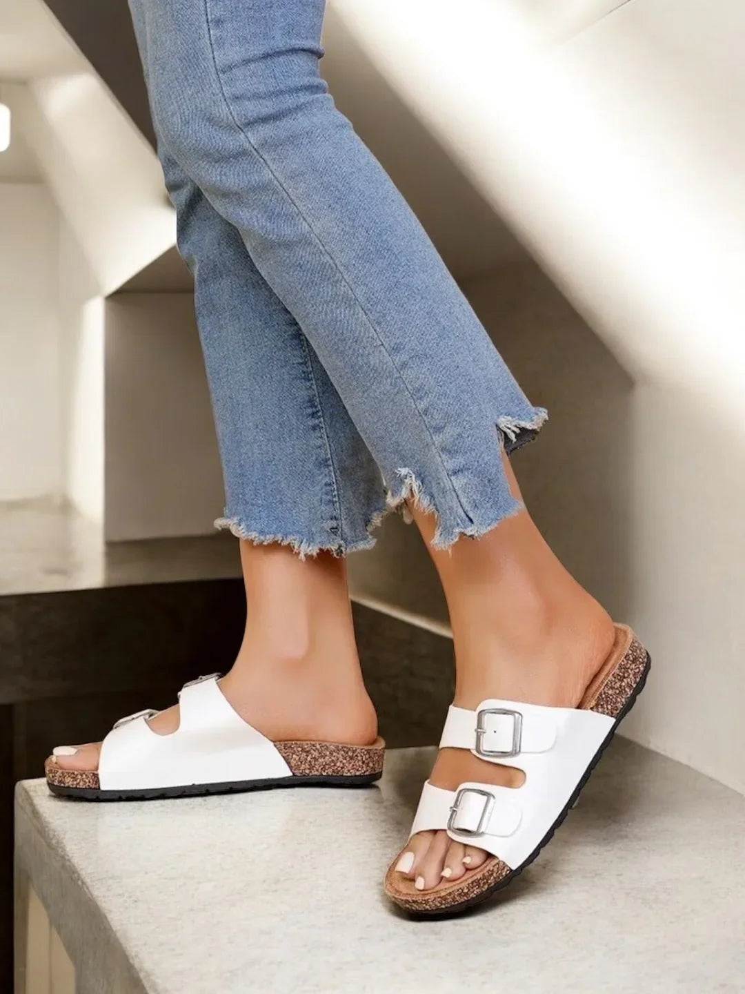 Chaussures sandales type birk à 2 brides blanches