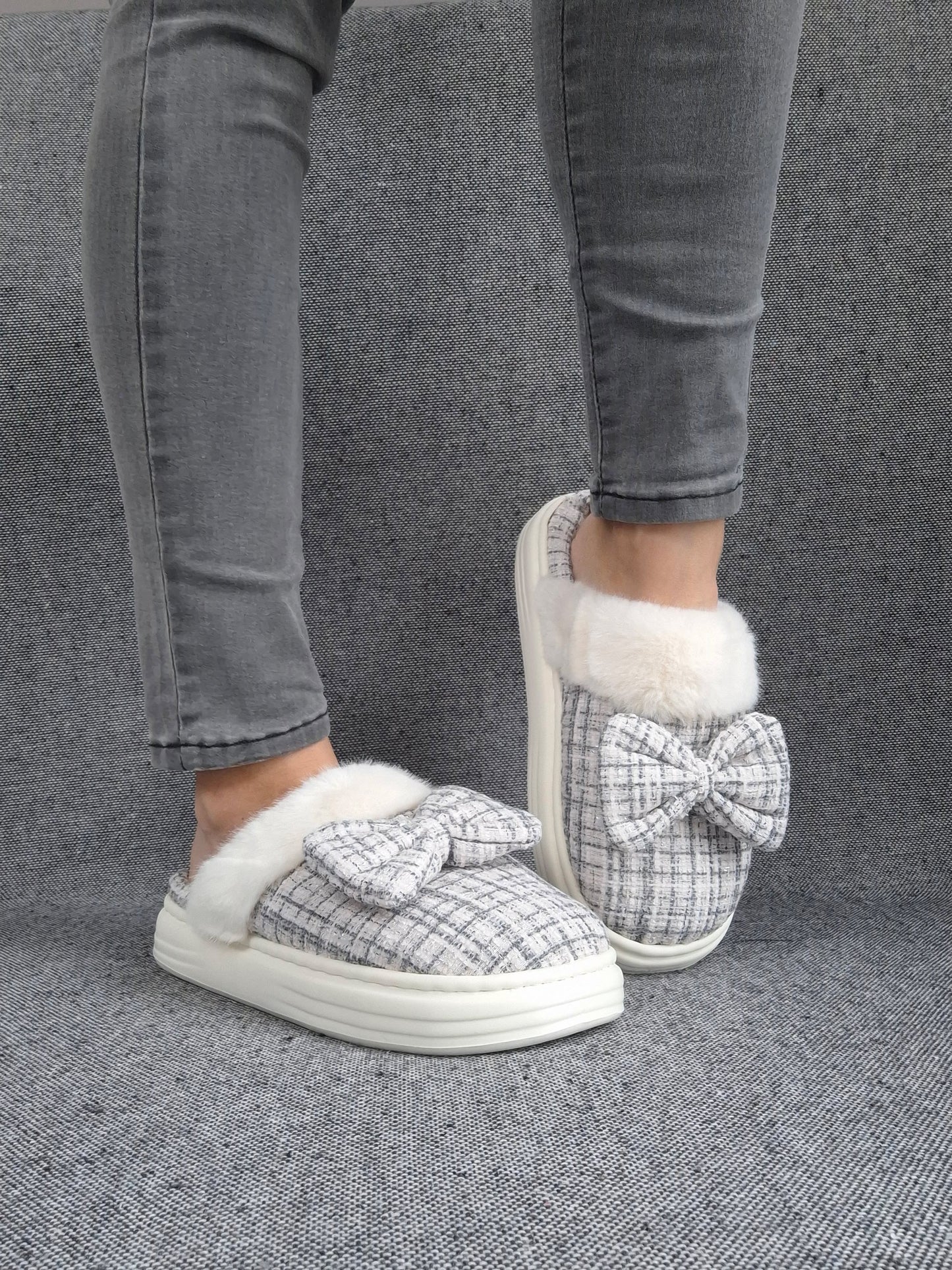 Chaussons fourrés bleu et blanc en tissu à carreaux avec noeud