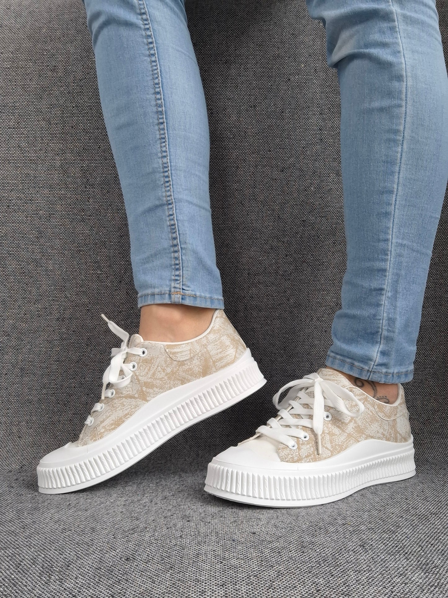 Chaussures baskets basses en simili beige strié et blanc type converse