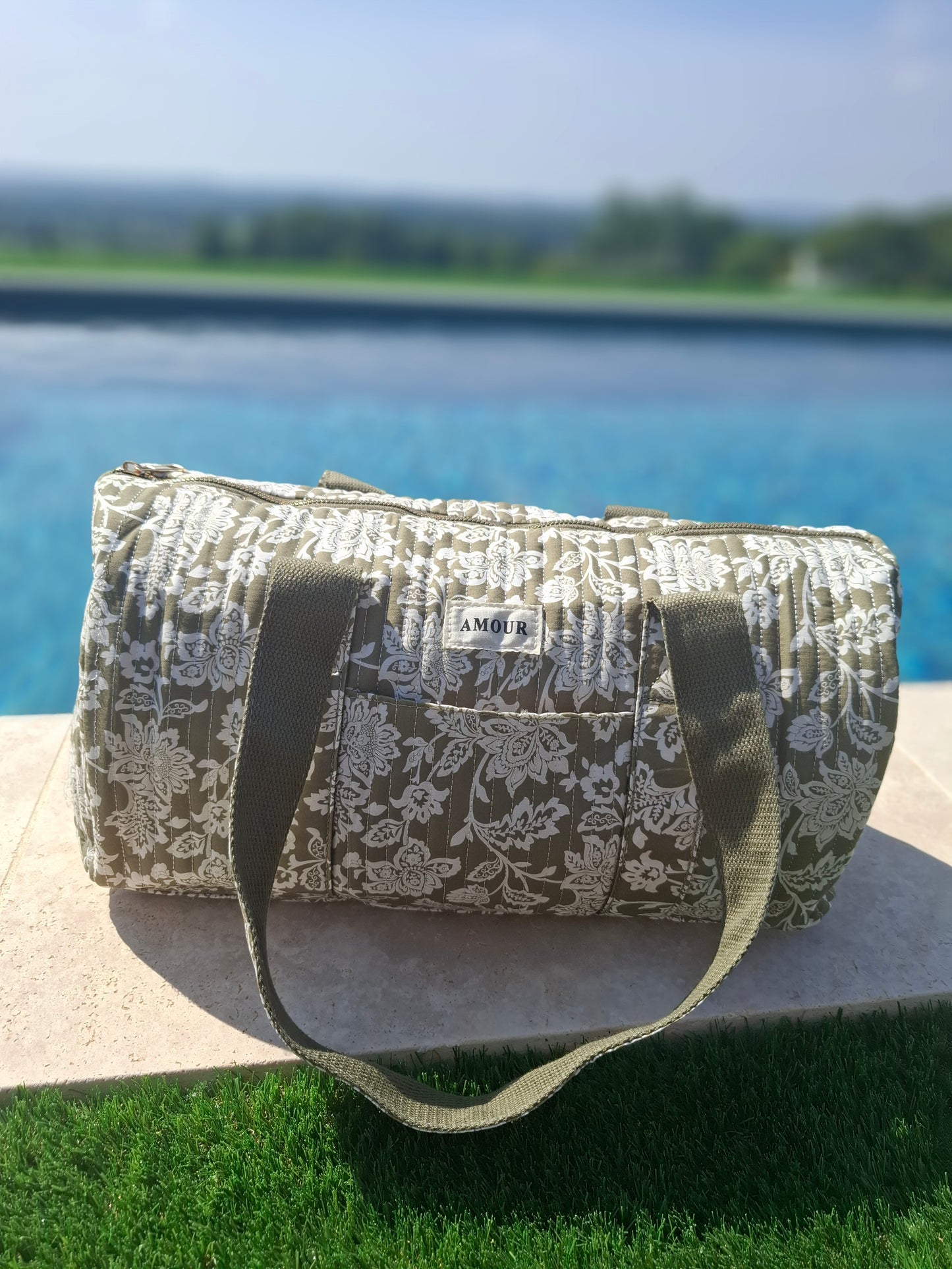 Sac polochon en coton matelassé liberty toile de jouy fleuri vert kaki et blanc