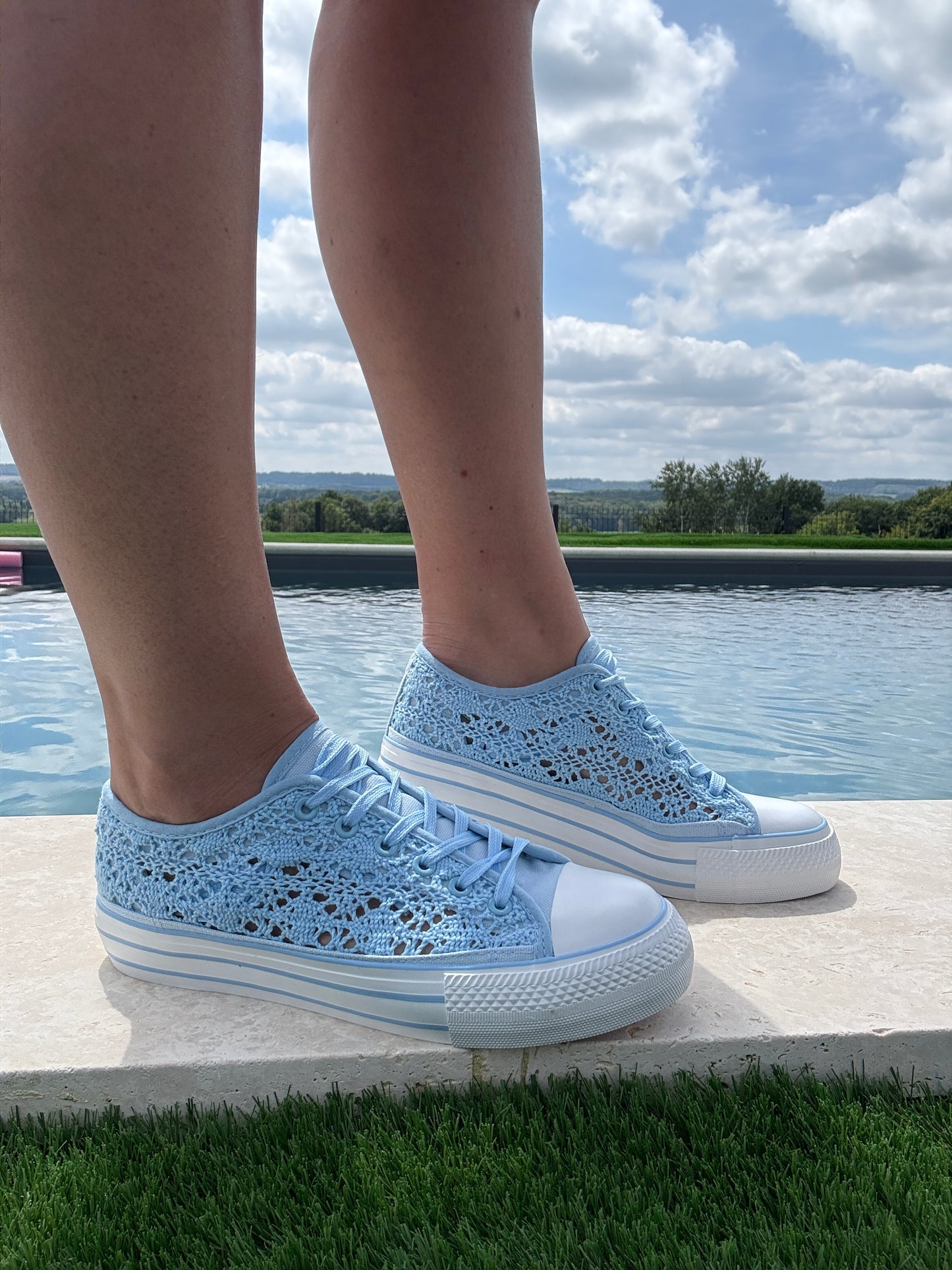 Chaussures baskets basses à dentelle bleu en tissu style converse