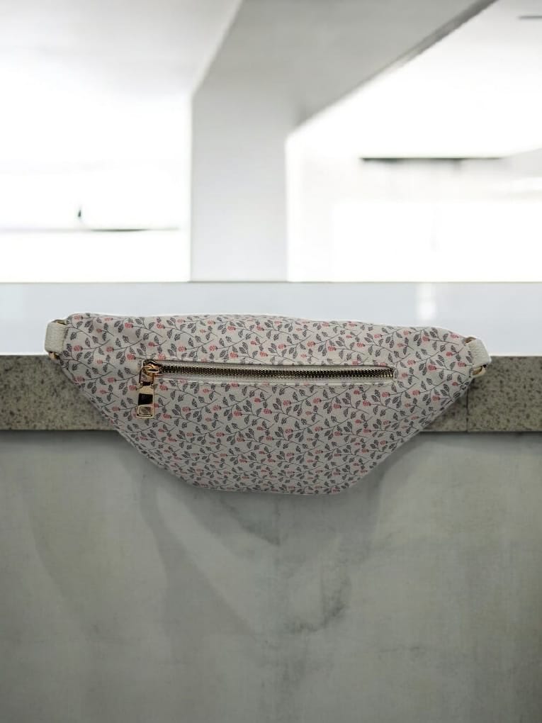 Sac banane en tissu coton liberty blanc motif floral tons rose et gris