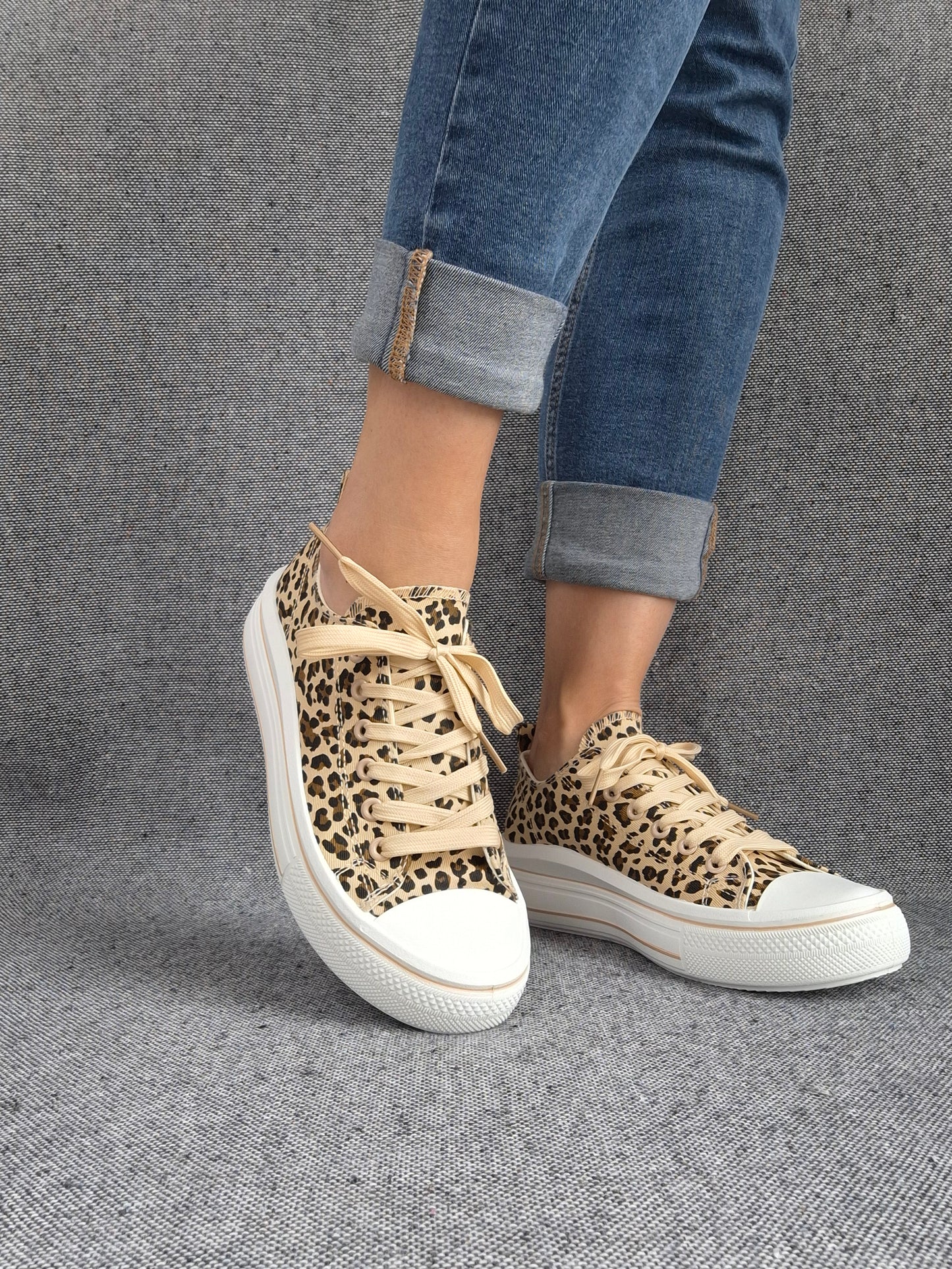Chaussures baskets à imprimé léopard marron beige semelles compensées style converse