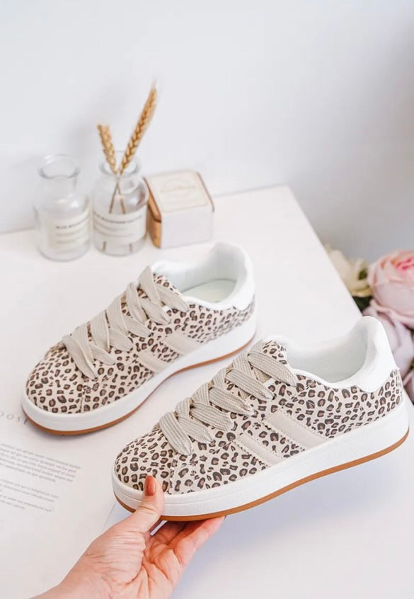 Chaussures baskets basses motif léopard basse en tissu beige style campus