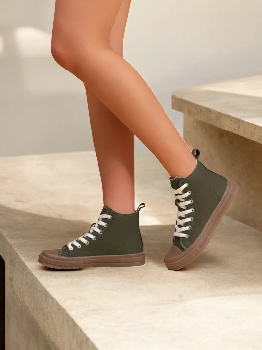 Chaussures baskets hautes en tissu kaki et marron style converse