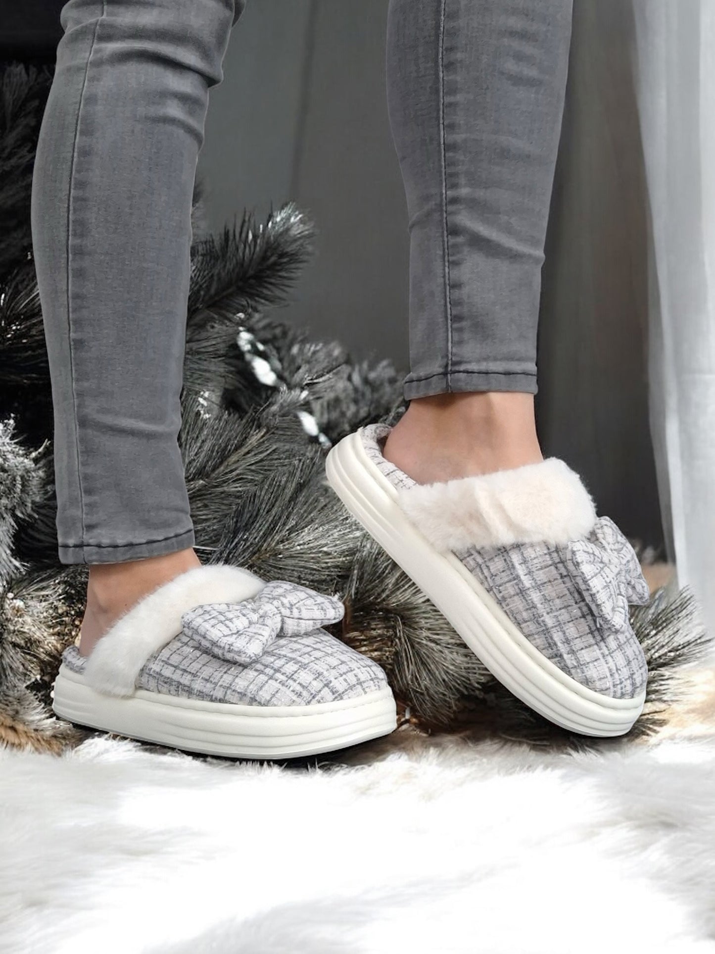 Chaussons fourrés bleu et blanc en tissu à carreaux avec noeud