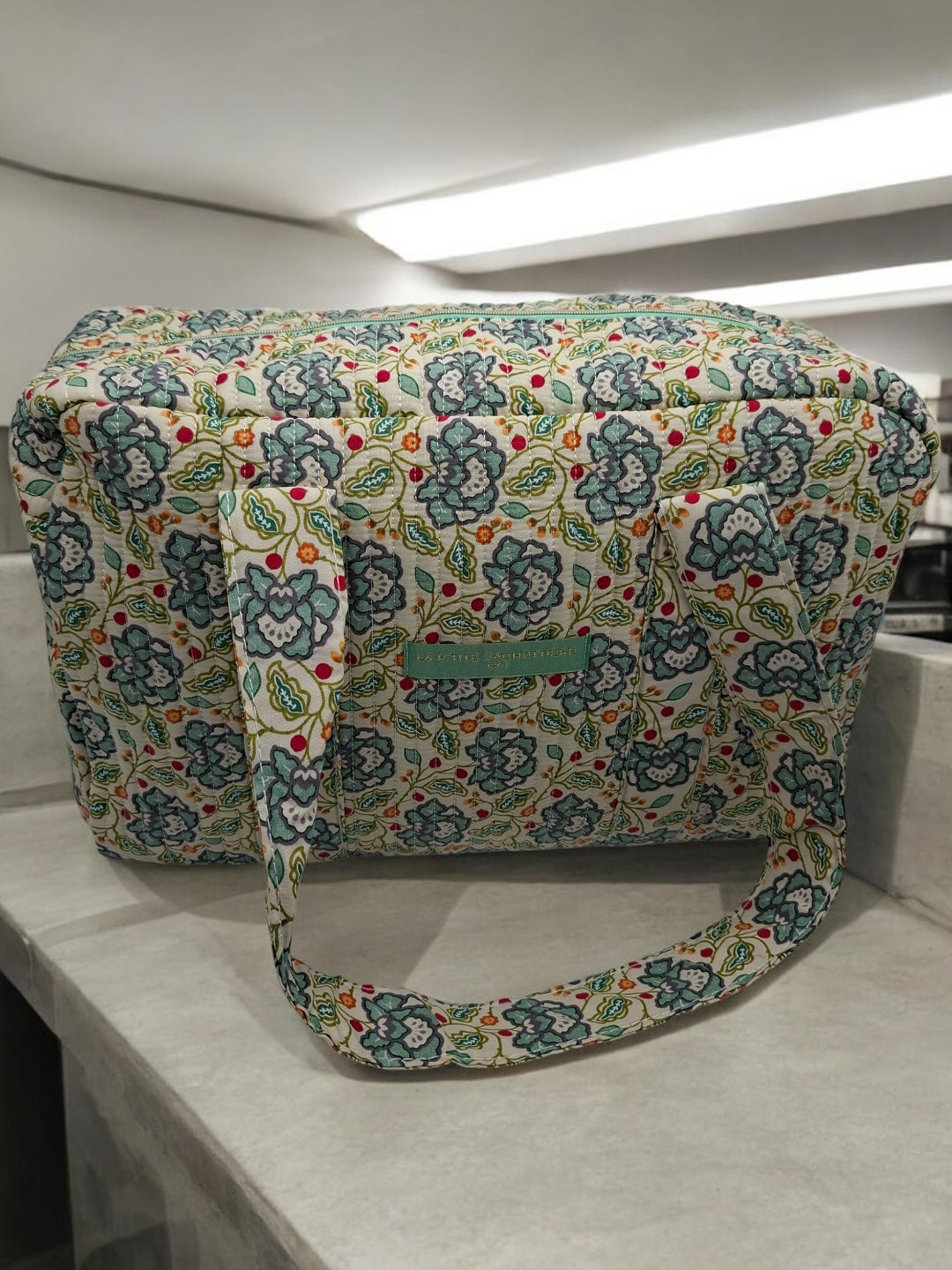 Sac week-end polochon en coton matelassé blanc liberty fleuri jaune et bleu